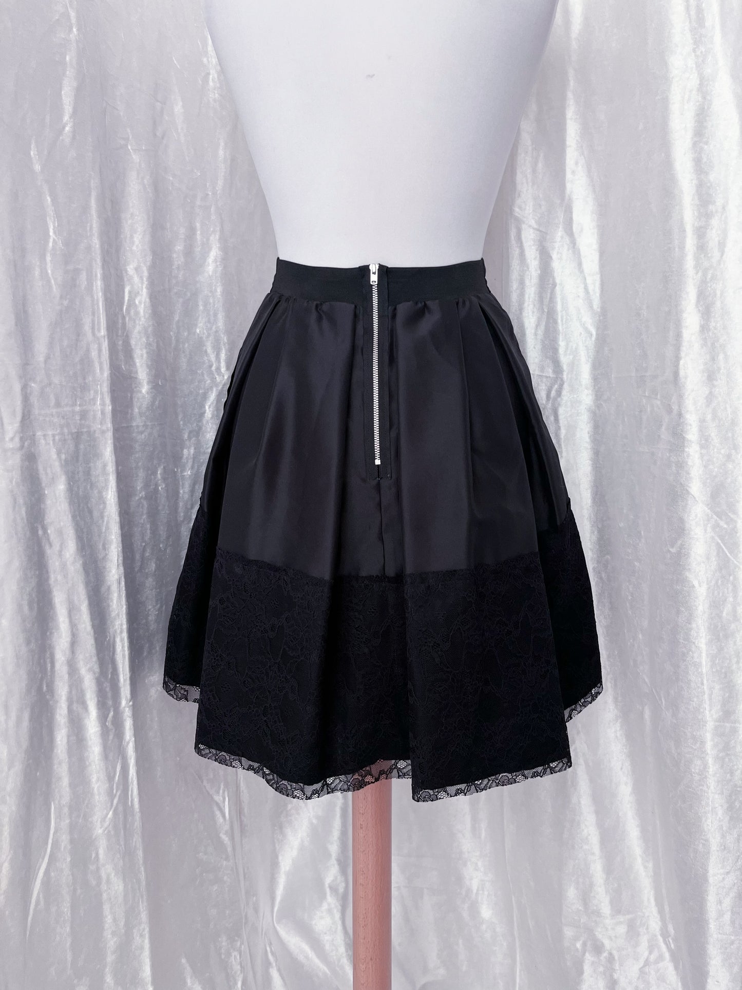 Dark coquette black skirt with lace detail 🌹
