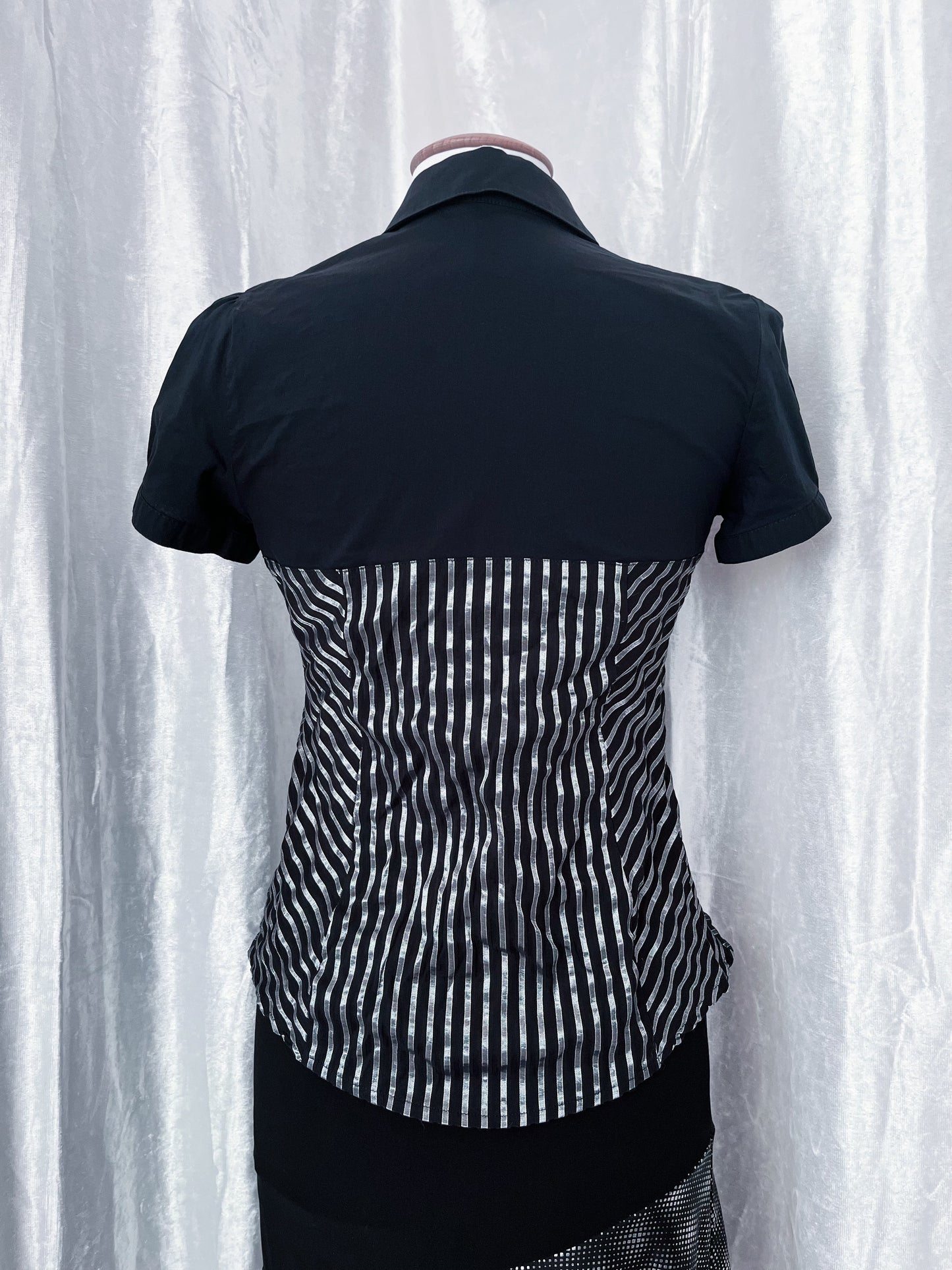 00’s gothic striped black & silver shirt 🕸️✂️