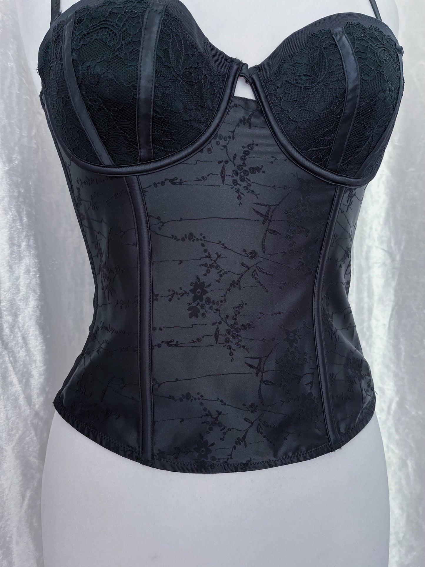 Dark fairy saten corset with velvet embroidery detail 🕸️🌷