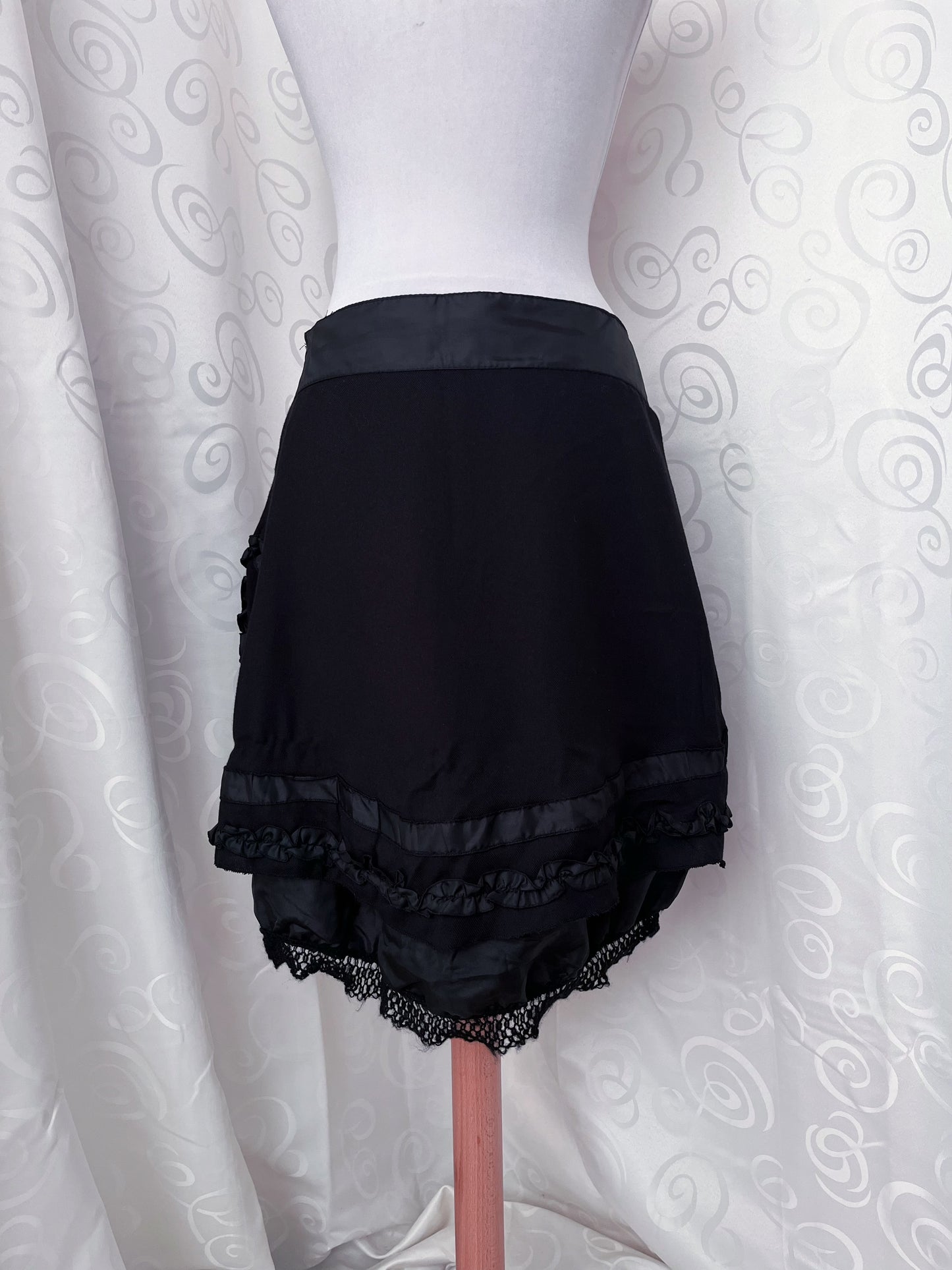 00’s dark coquette black skirt with satin & knit details 🌀🦇