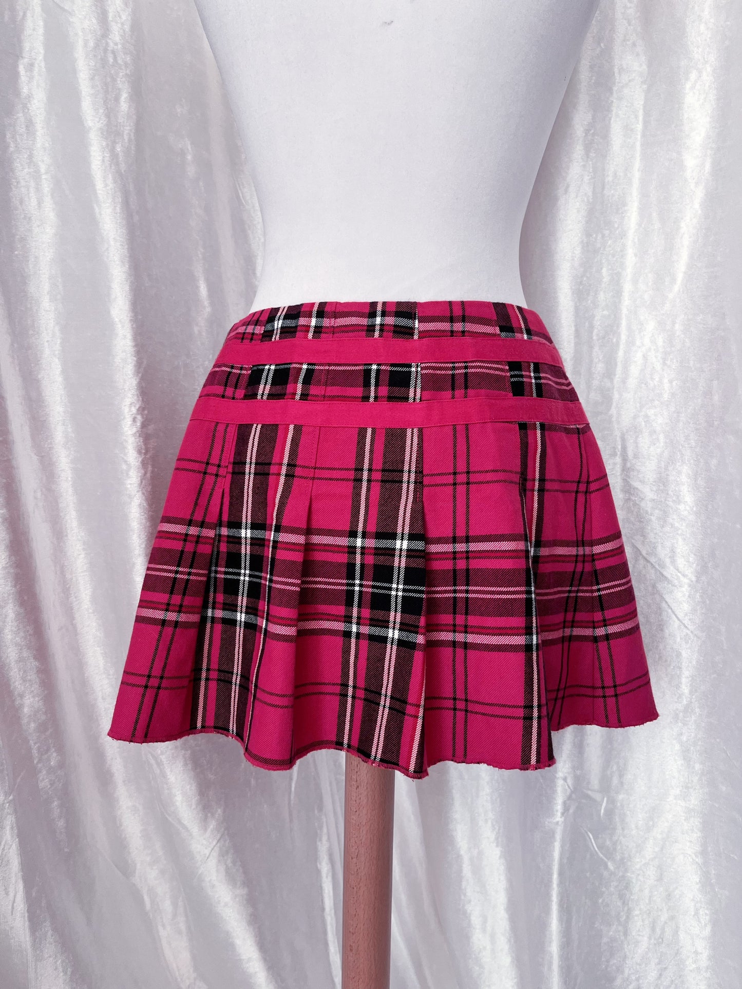 Iconic emo EDC pink plaid skirt 💕