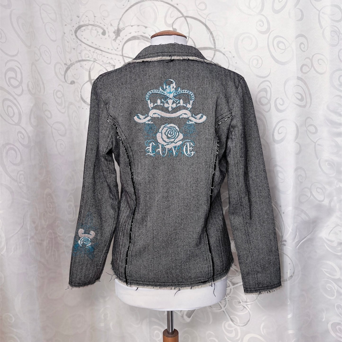 00’s Dark Academia light blazer with iconic Y2K embroidery back details 💀👑