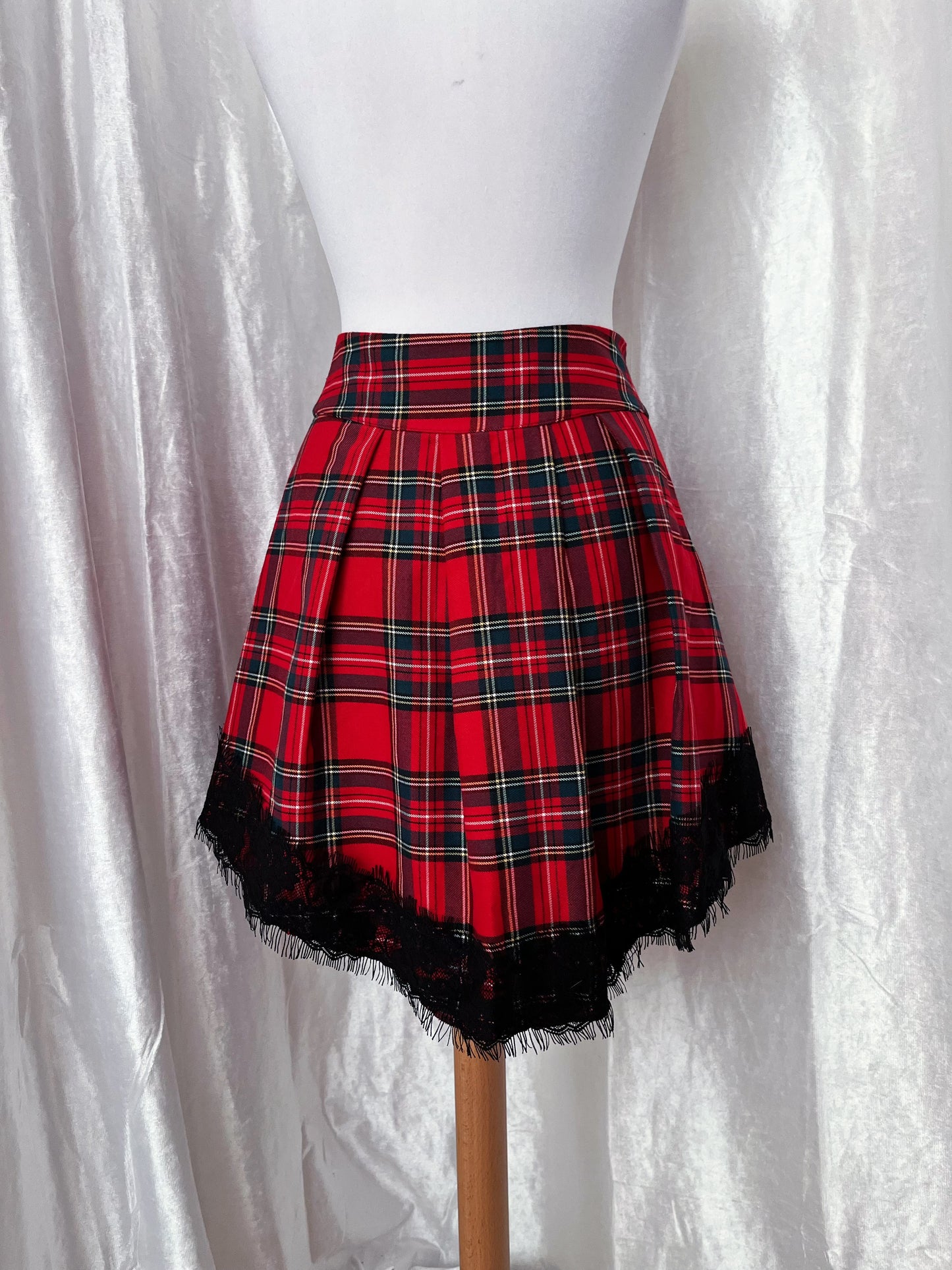 Lipsy plaid Alt skirt with lace trim detail ❣️
