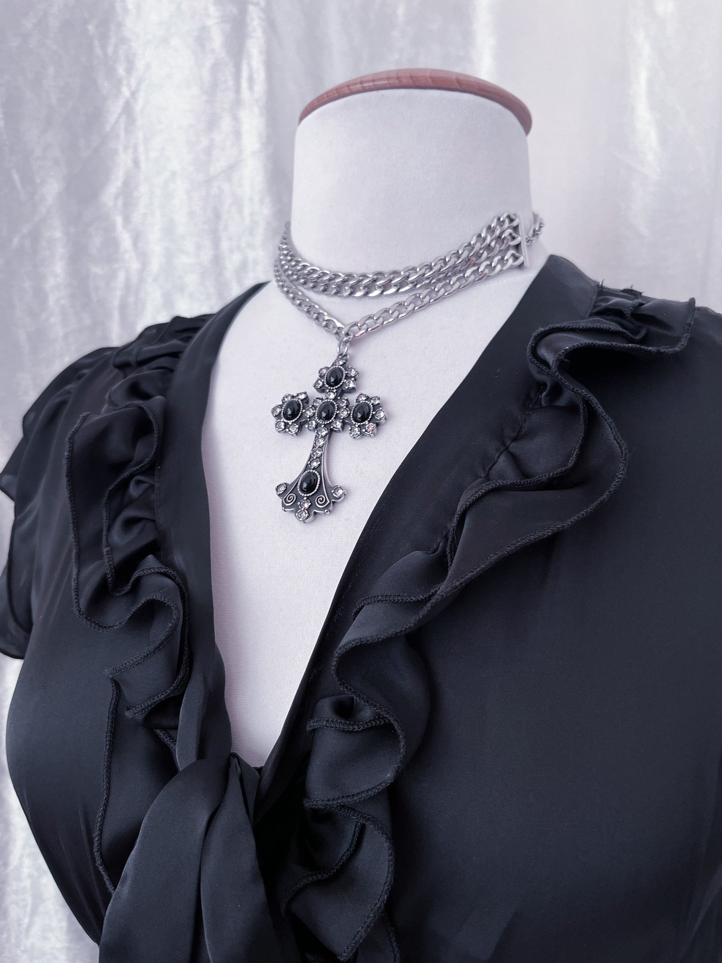 00’s Clockhouse Gothic shirt that closes with clasps and lace up back detail 🦇