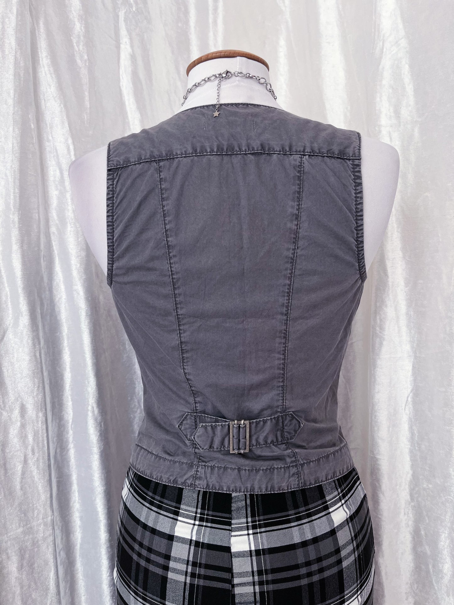 Perfect grey vest 🕸️