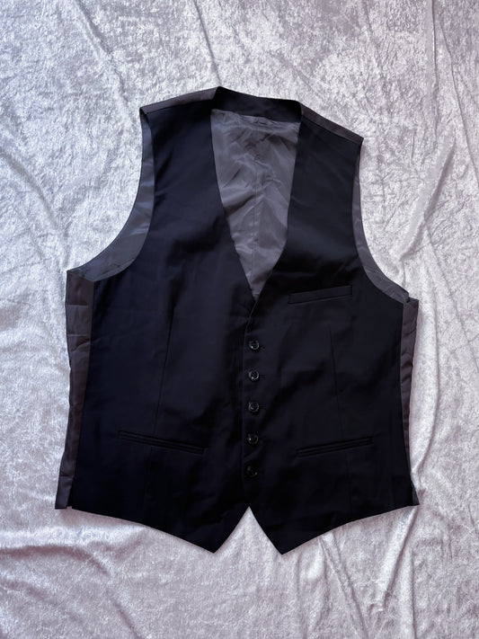 Men’s must-have black vest 🦇