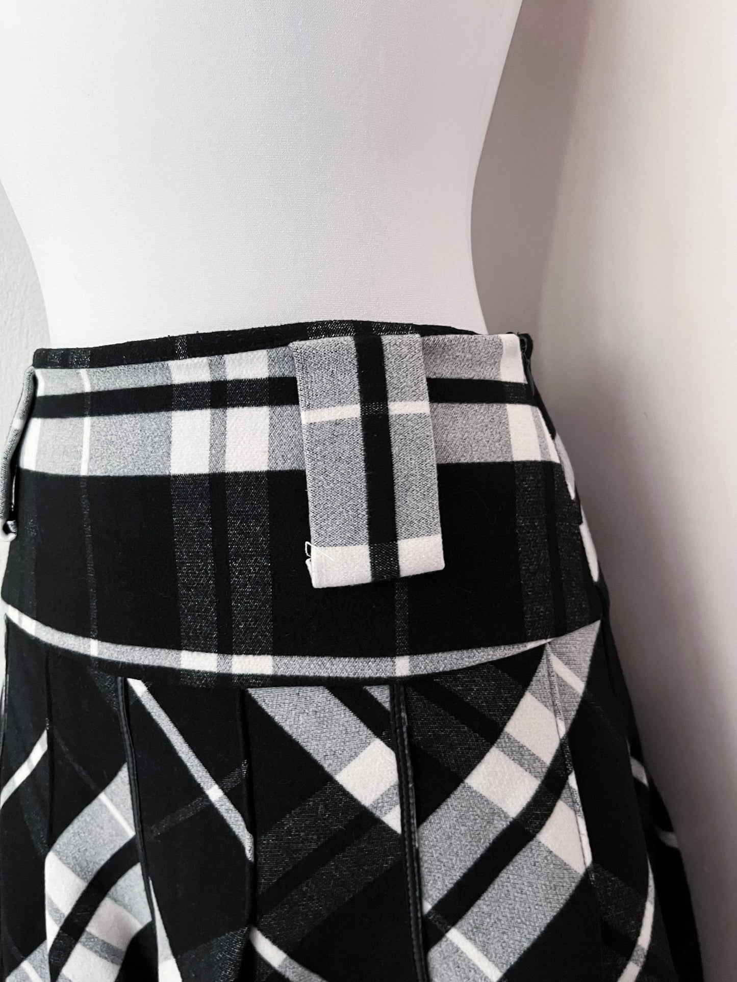 00’s checked tartan winter skirt 🕷️