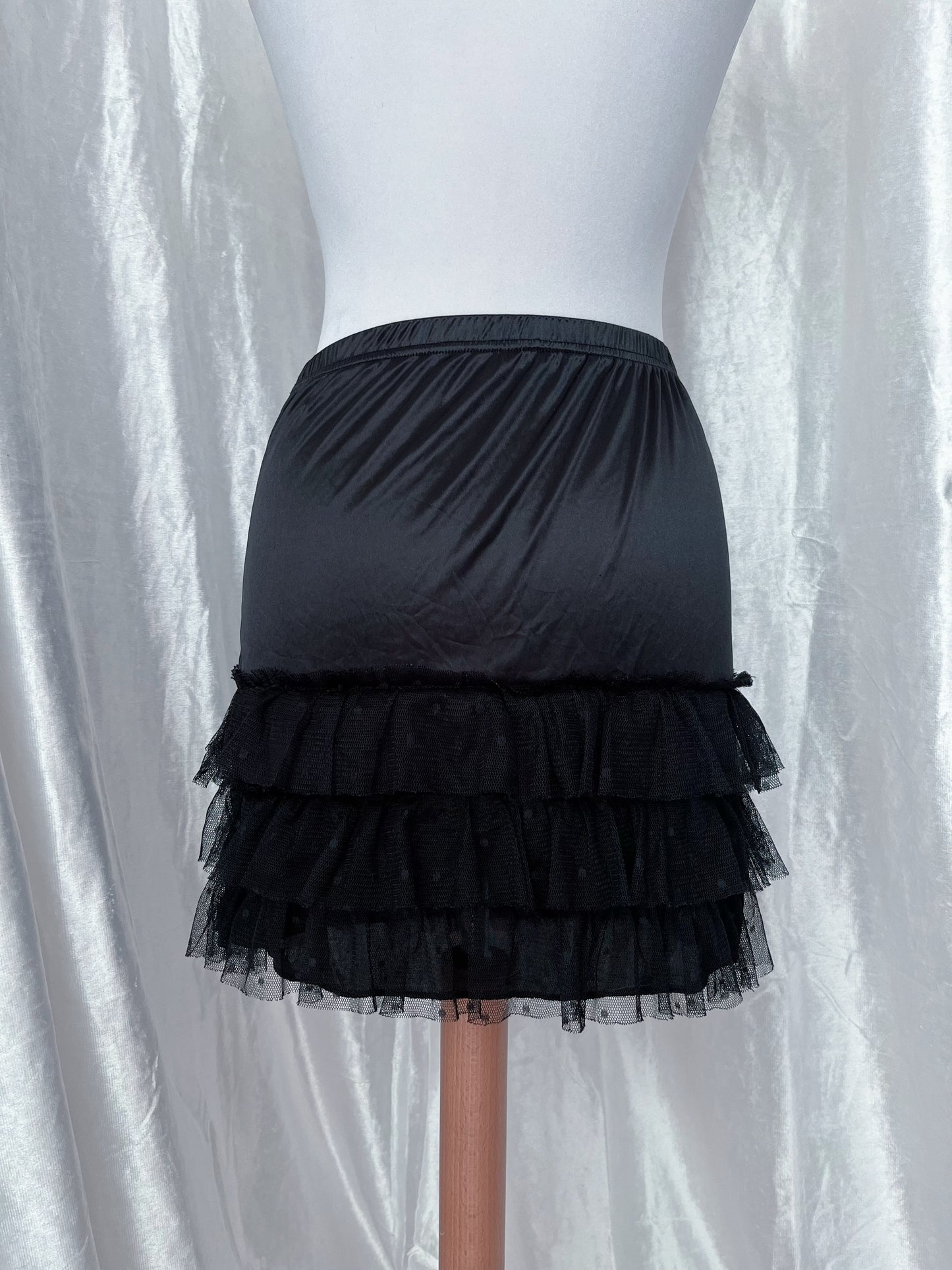 Hot gothic silky black skirt with lace trim detail 🕷️