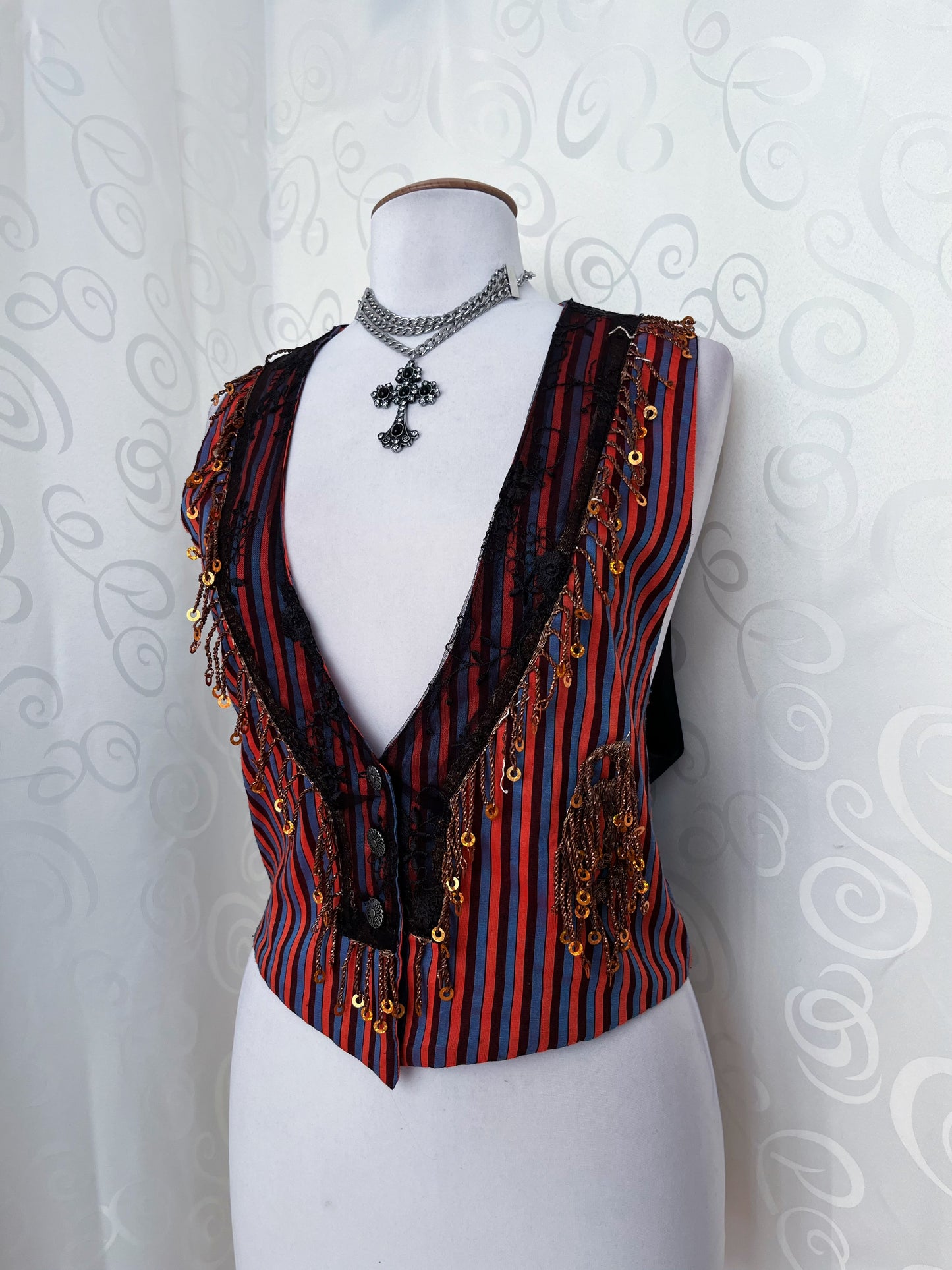 00’s Iconic deadstock jester striped vest with lace & sequin details ✨🎪