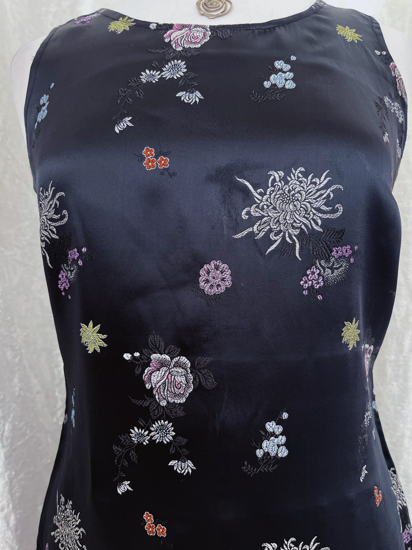 00’s asian style dress with embroidered details 🪷