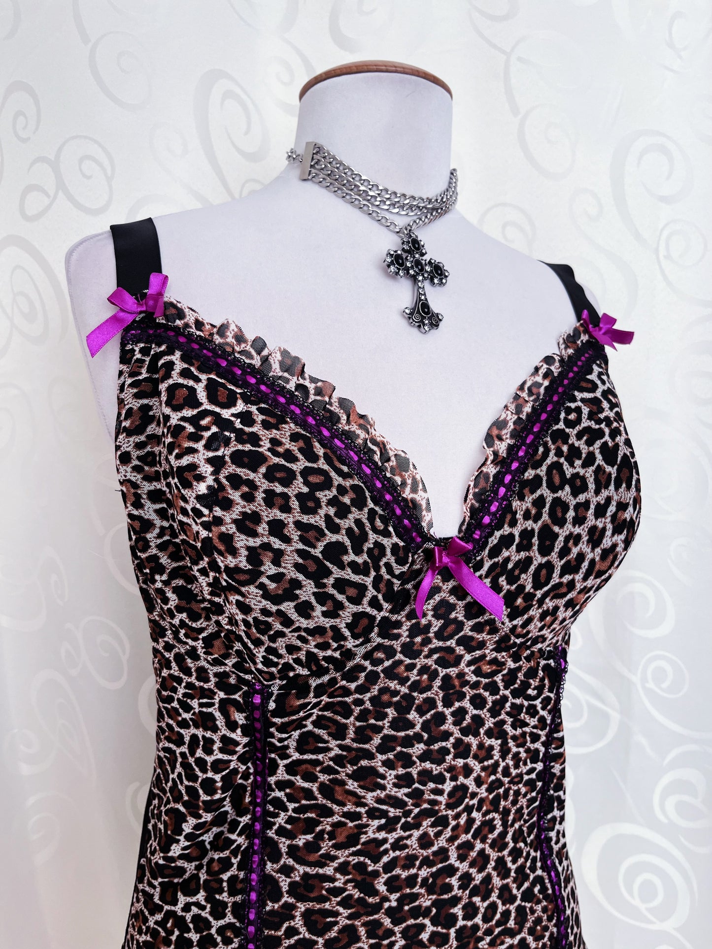 Iconic leopard print mesh corset with pink lace-up detail 🎀