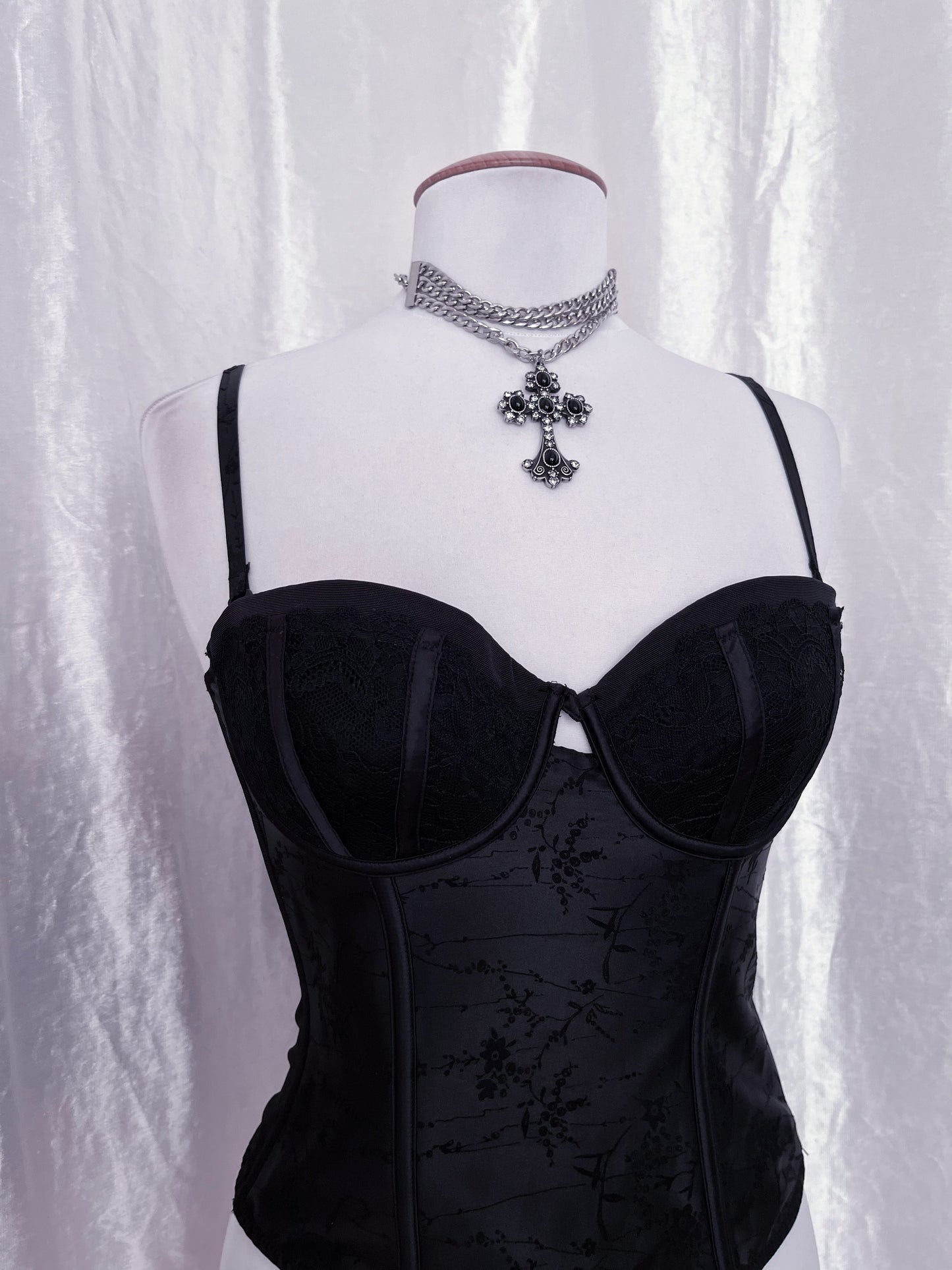 Dark fairy saten corset with velvet embroidery detail 🕸️🌷