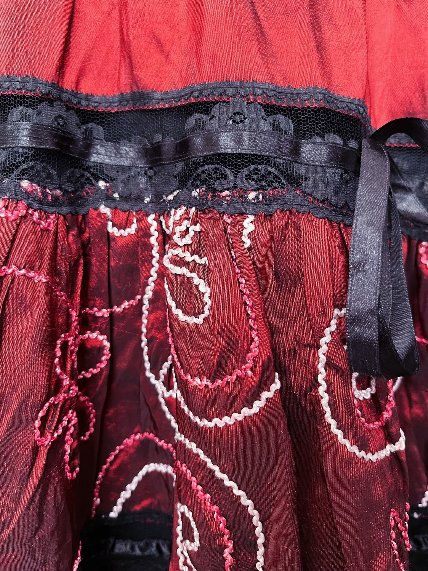 Vintage whimsygoth midi burgundy embroidered skirt with lace detail 🫀