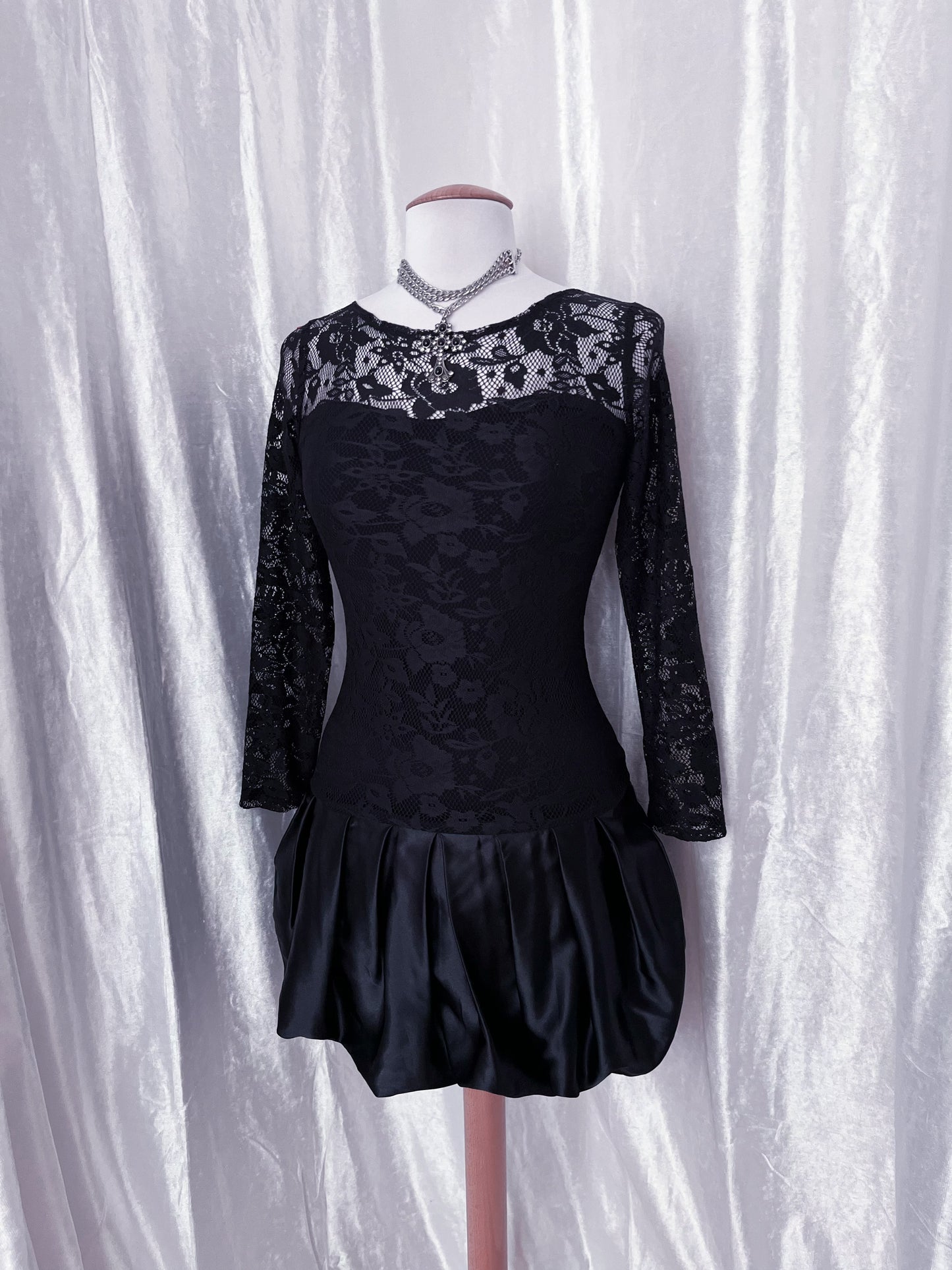 Iconic Gothic balloon lace dress 🦇