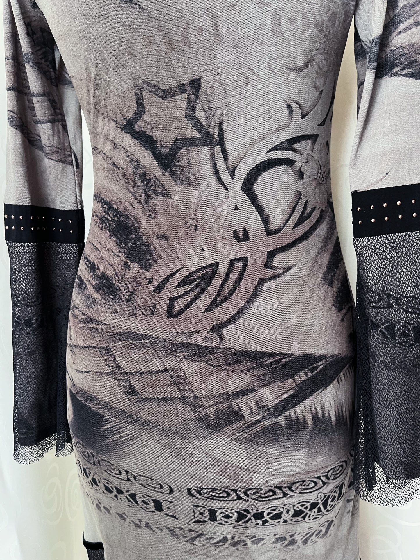 Y2K iconic beige dress with thorn print 🖤🕸️🕷️