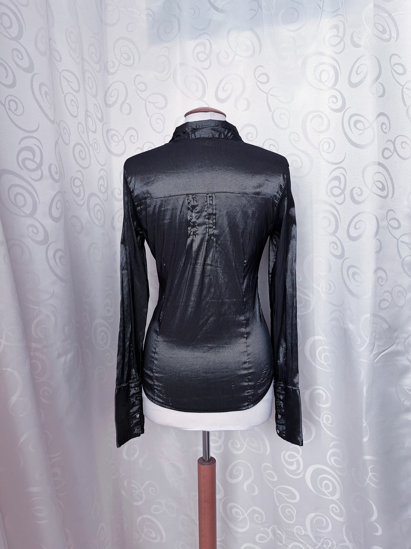 00’s gothic satin striped silver shirt 🩶🖇️