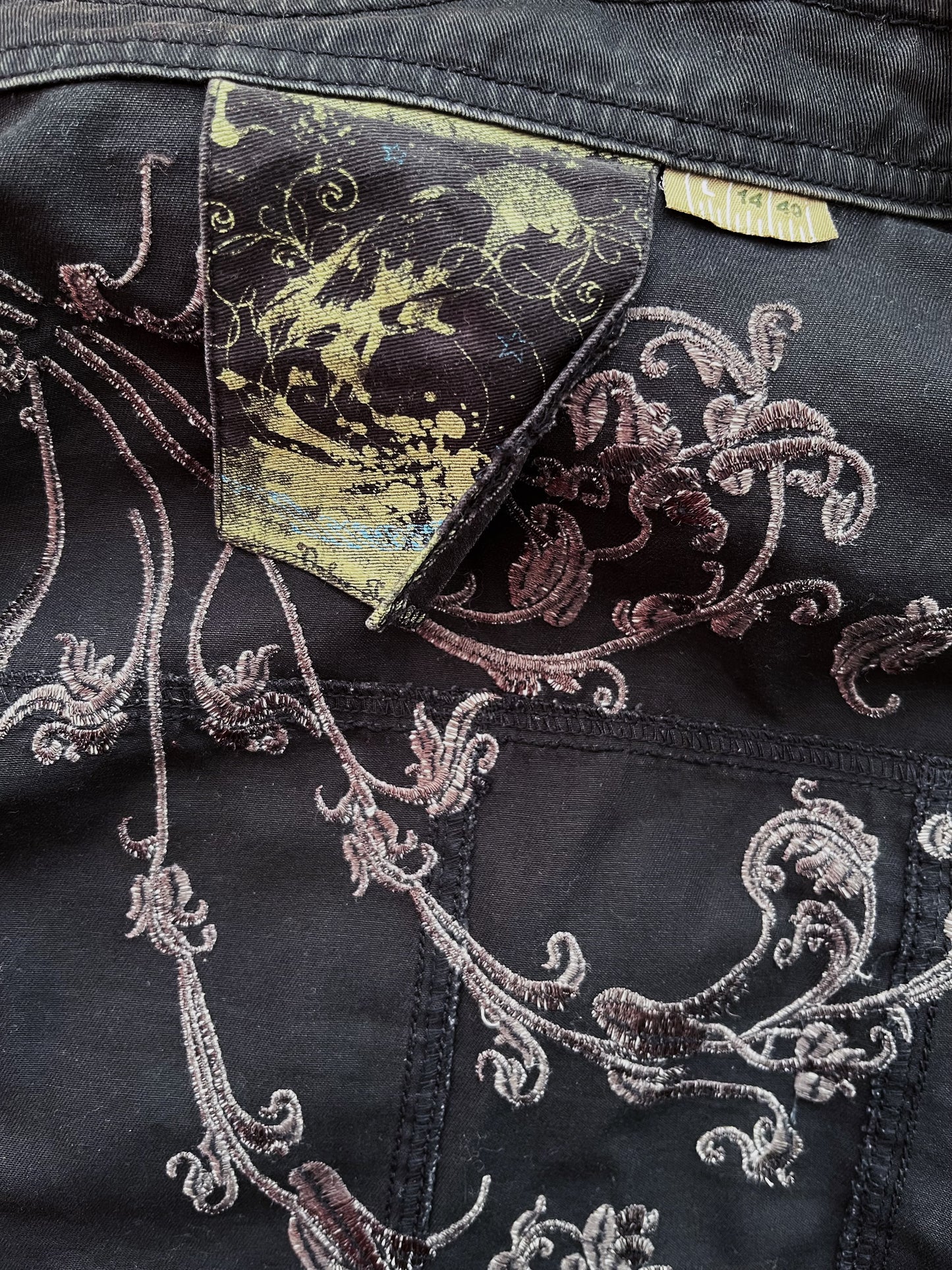 00’s iconic denim jacket with embroidered back detail 🌀