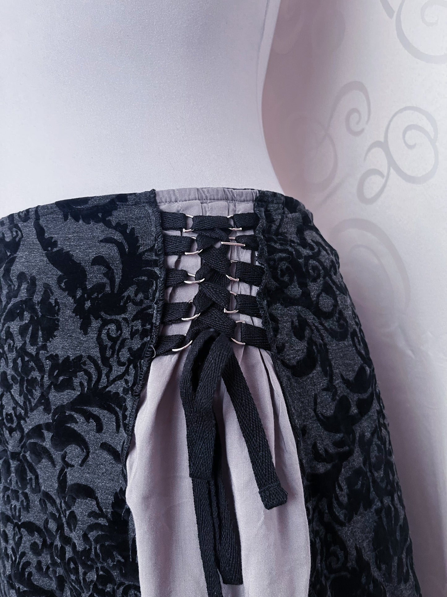 00’s gothic grey skirt with lace-up & velvet embossed details 🕷️