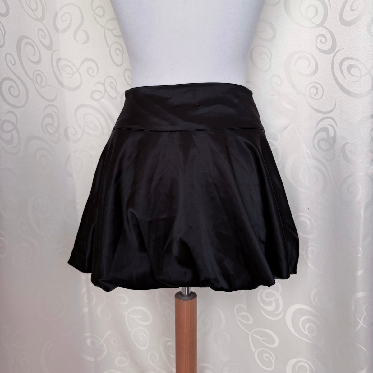 00’s Dark coquette black satin balloon skirt 🦇