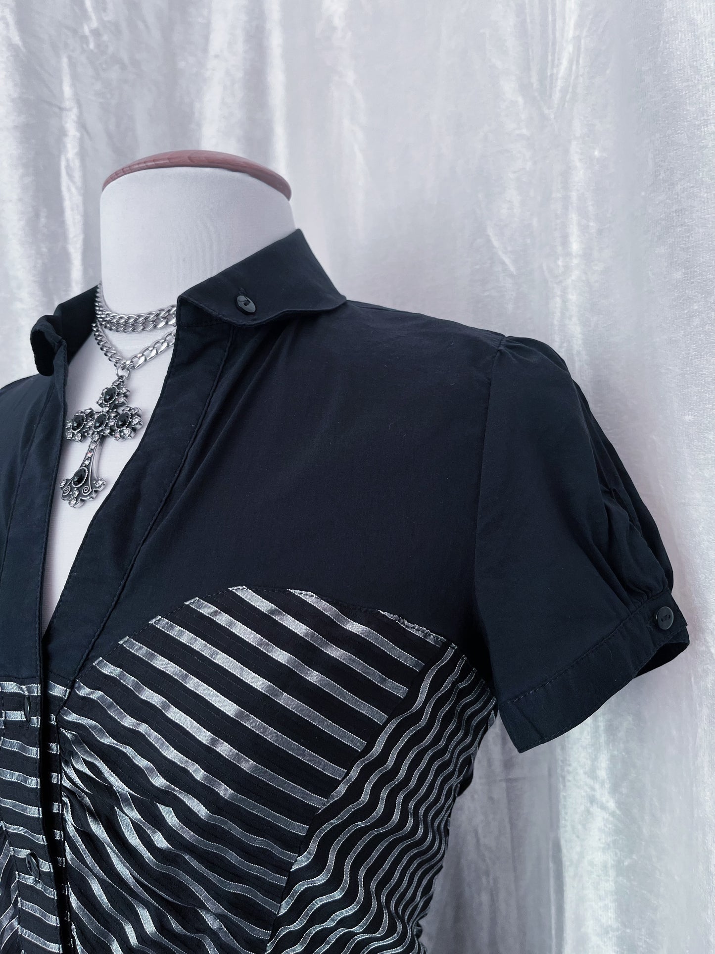 00’s gothic striped black & silver shirt 🕸️✂️