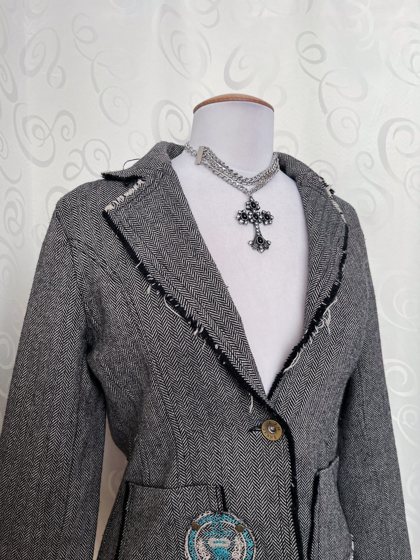 00’s Dark Academia light blazer with iconic Y2K embroidery back details 💀👑
