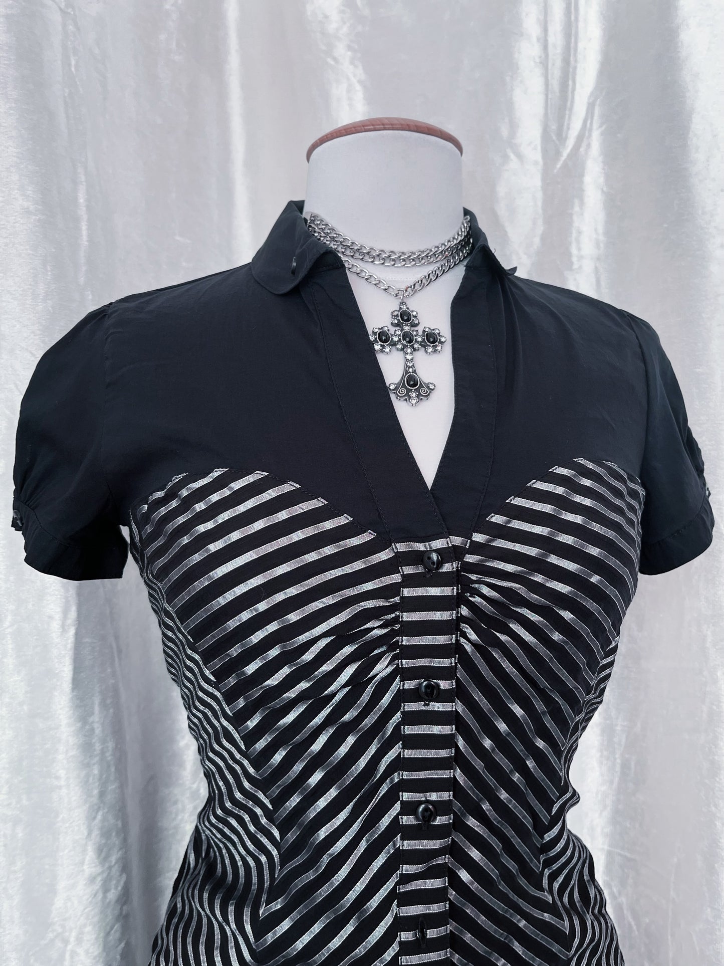 00’s gothic striped black & silver shirt 🕸️✂️