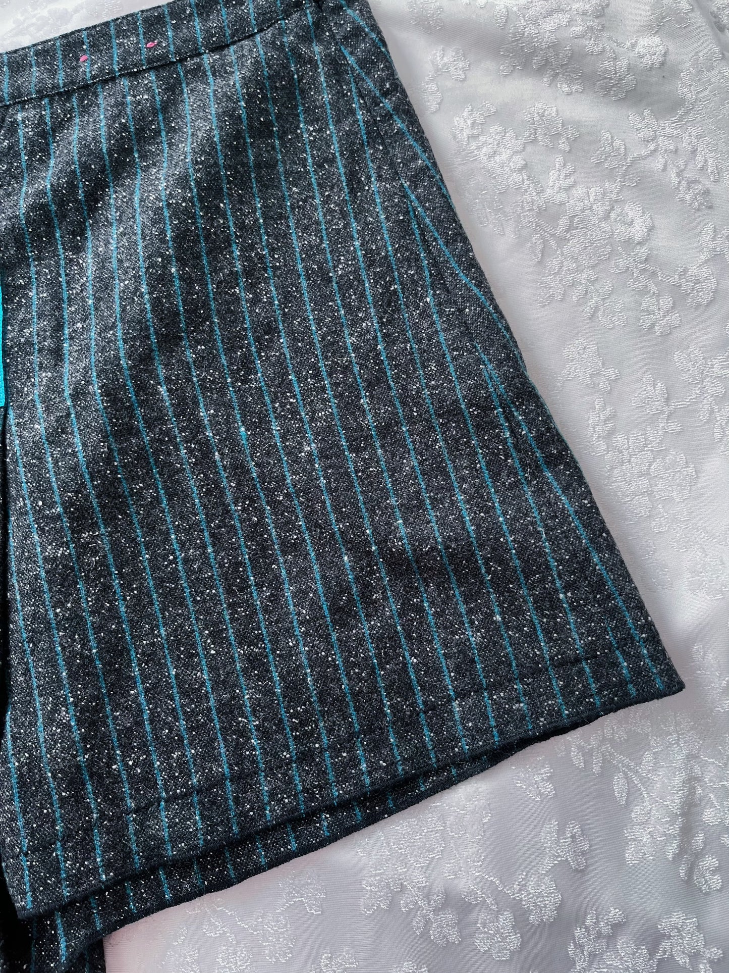 Cute 00’s wool asymmetrical skirt