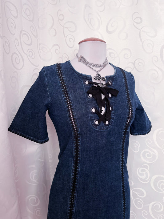 00βs iconic Alt denim dress with lace-up details π