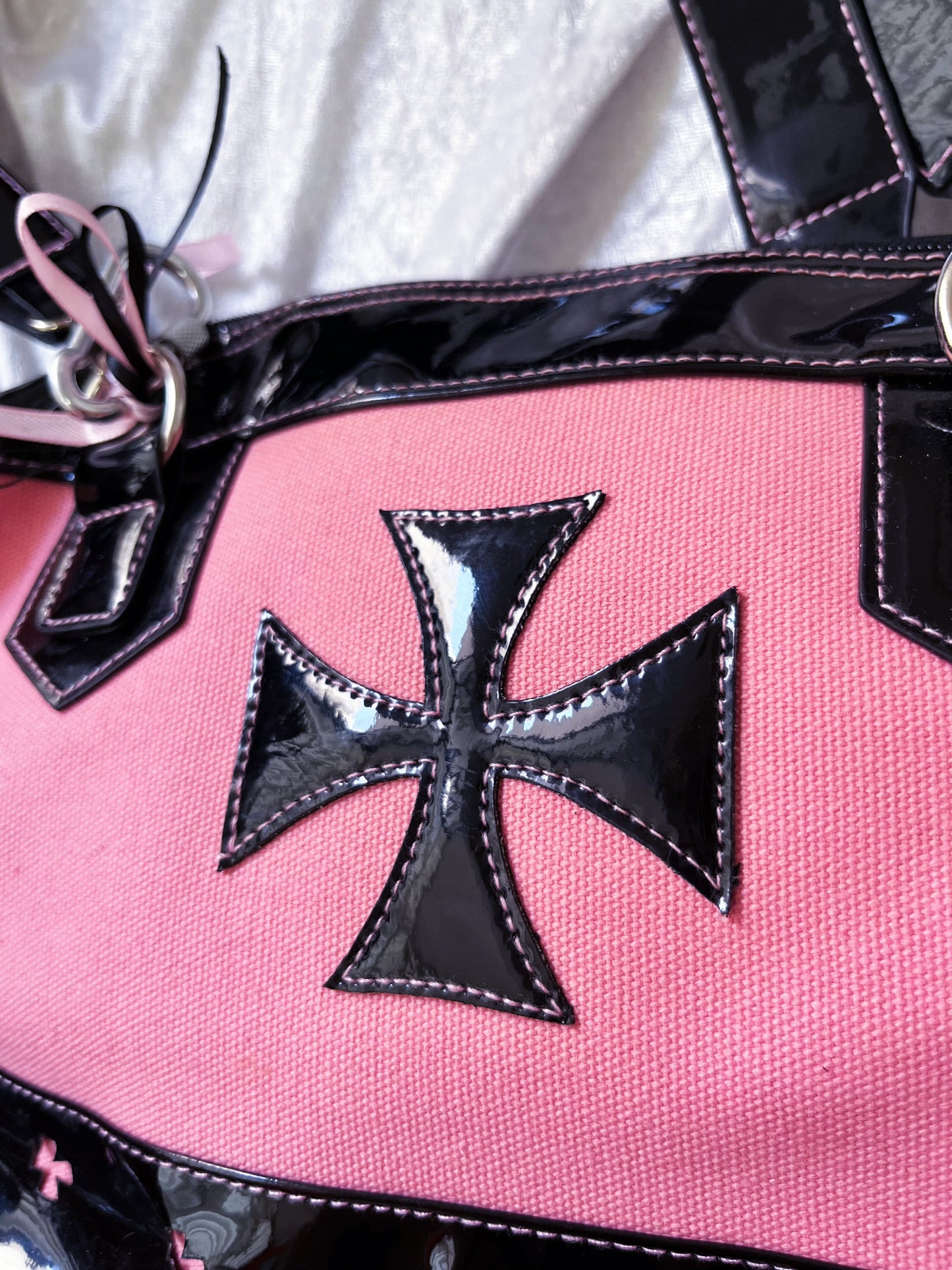 00’s gothic pink shoulder bag with cross design 🎀💀