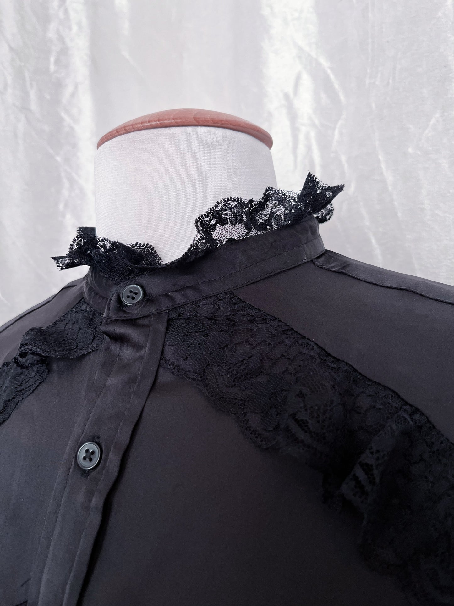 Modern gothic oversize shirt with lace detail 🦇✨