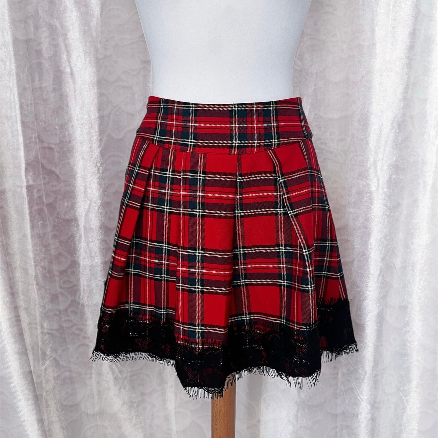 Lipsy plaid Alt skirt with lace trim detail ❣️