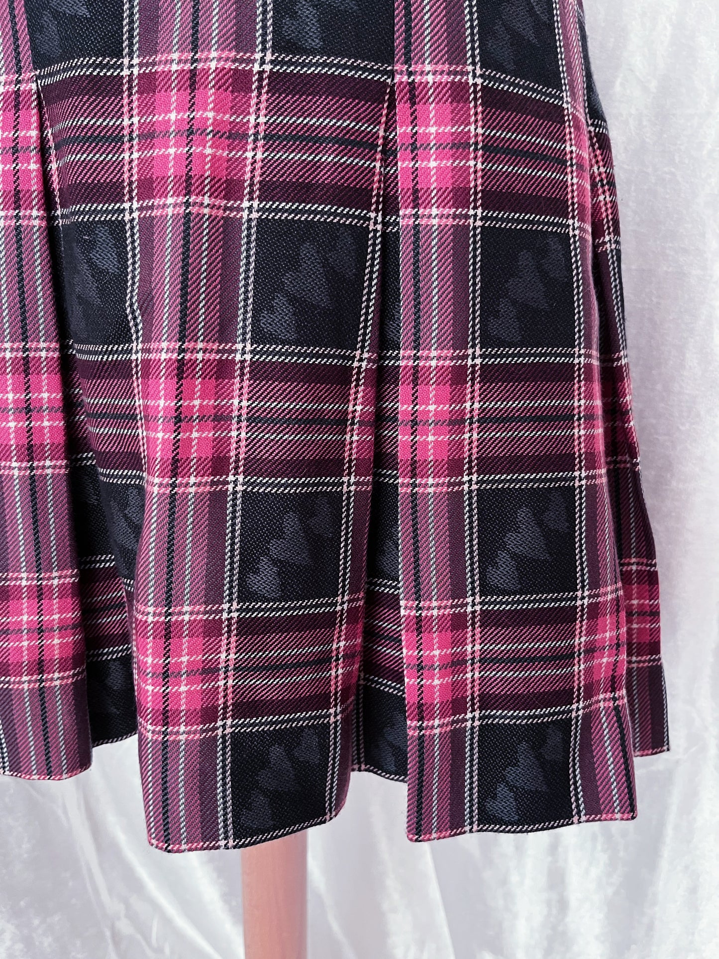 Woolen pink plaid skirt with heart print details 🎀