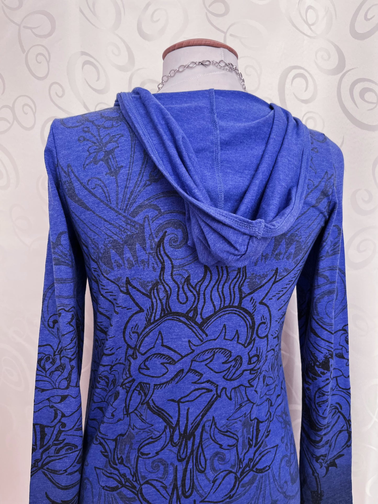 Iconic Y2K hooded top with thorn fire heart print on front & back ❤️🔥