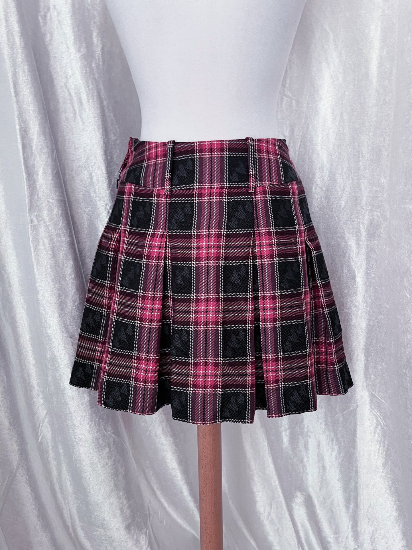 Woolen pink plaid skirt with heart print details 🎀