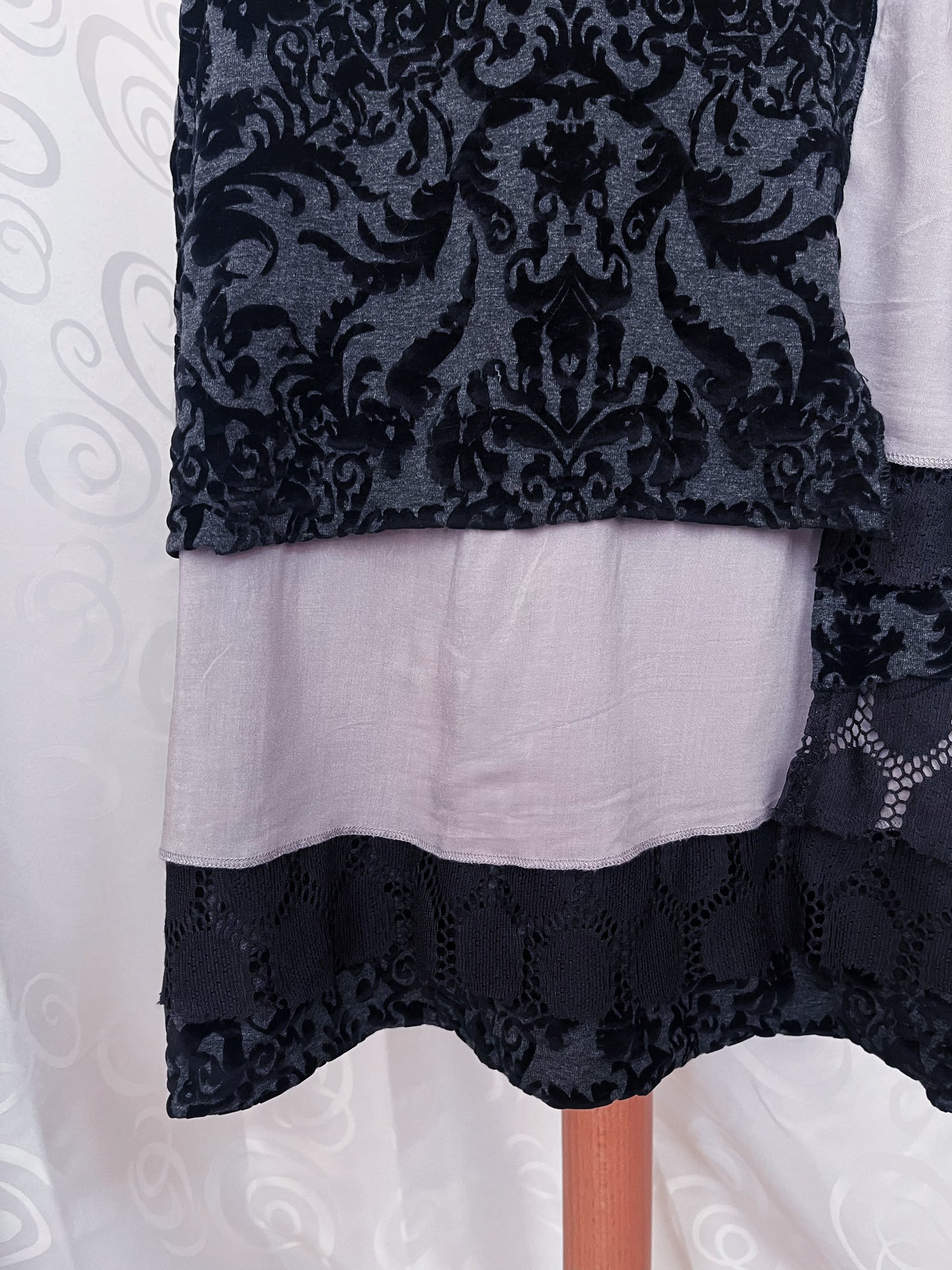 00’s gothic grey skirt with lace-up & velvet embossed details 🕷️