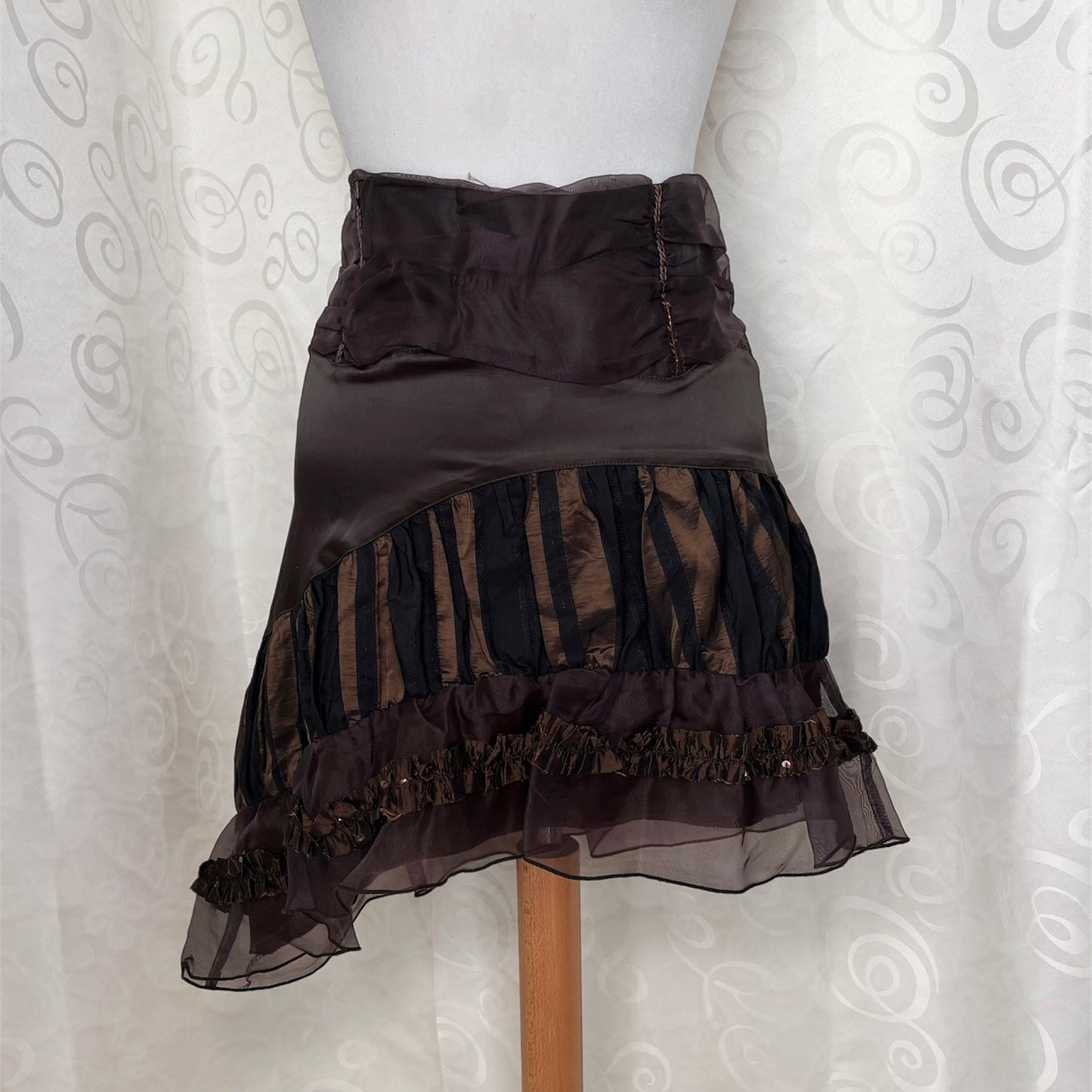 00’s whimsical asymmetrical brown skirt with tulle & sequin details 🧚🏾