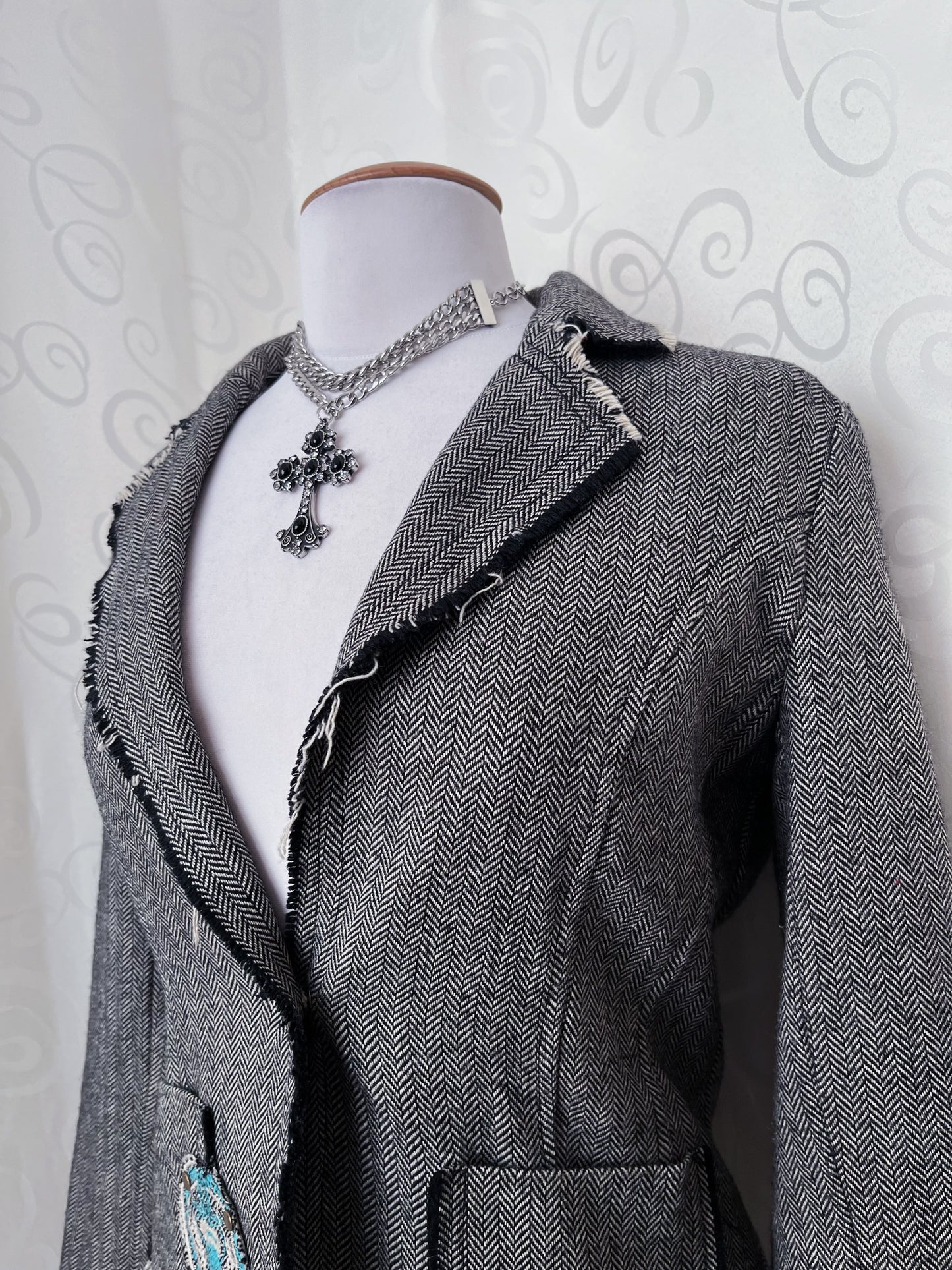 00’s Dark Academia light blazer with iconic Y2K embroidery back details 💀👑