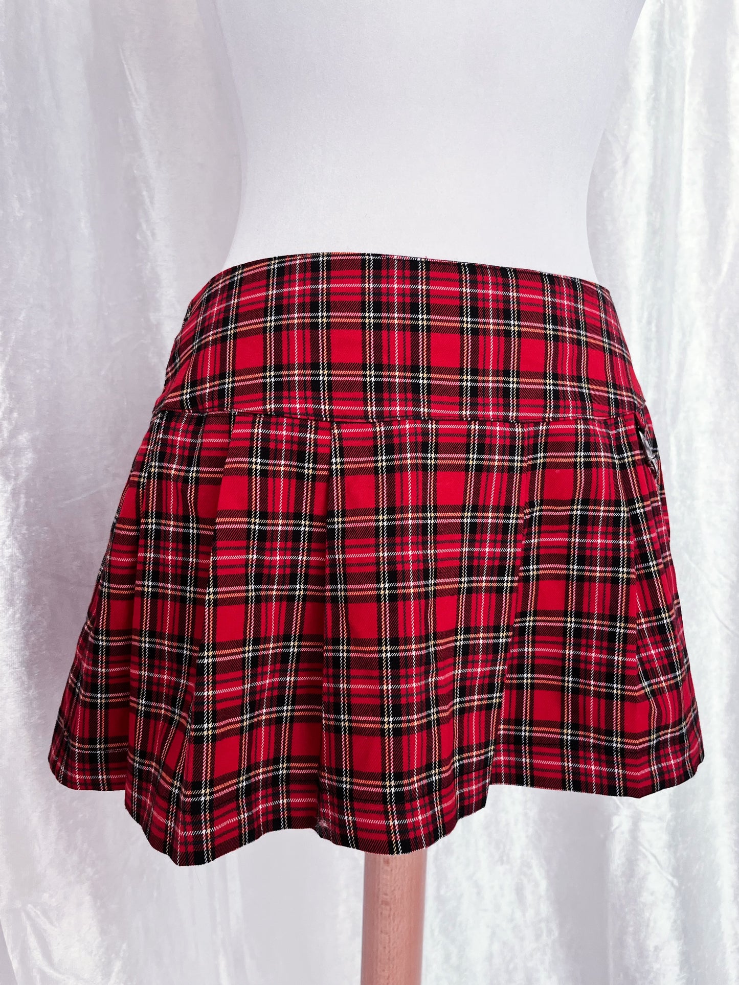 Emo/punk plaid red skirt by Cool Cat ❤️🖤