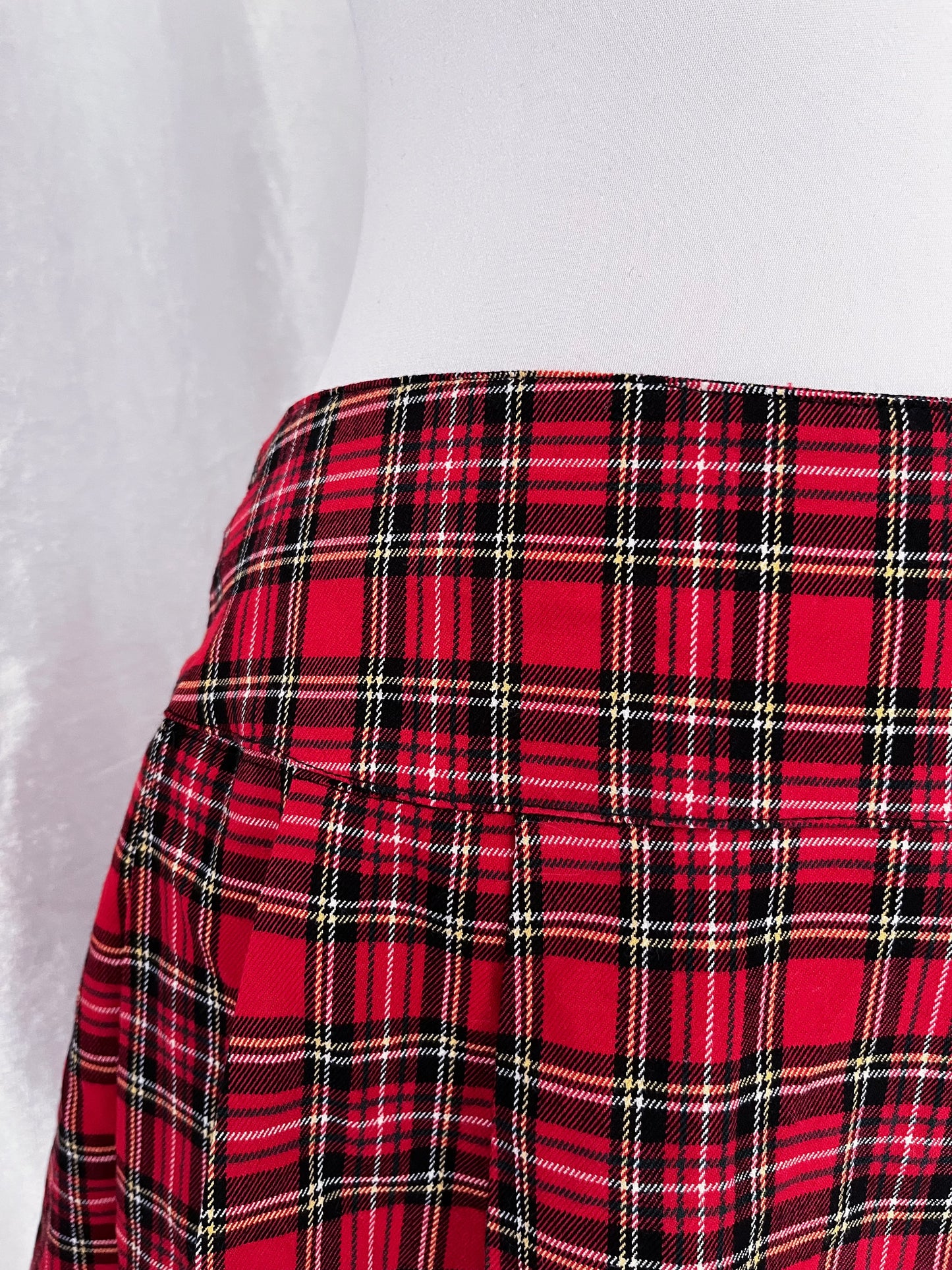 Emo/punk plaid red skirt by Cool Cat ❤️🖤