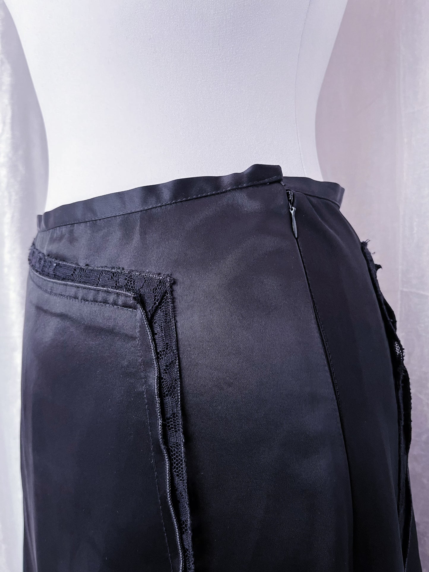 Iconic 00’s silky black skirt 🦇