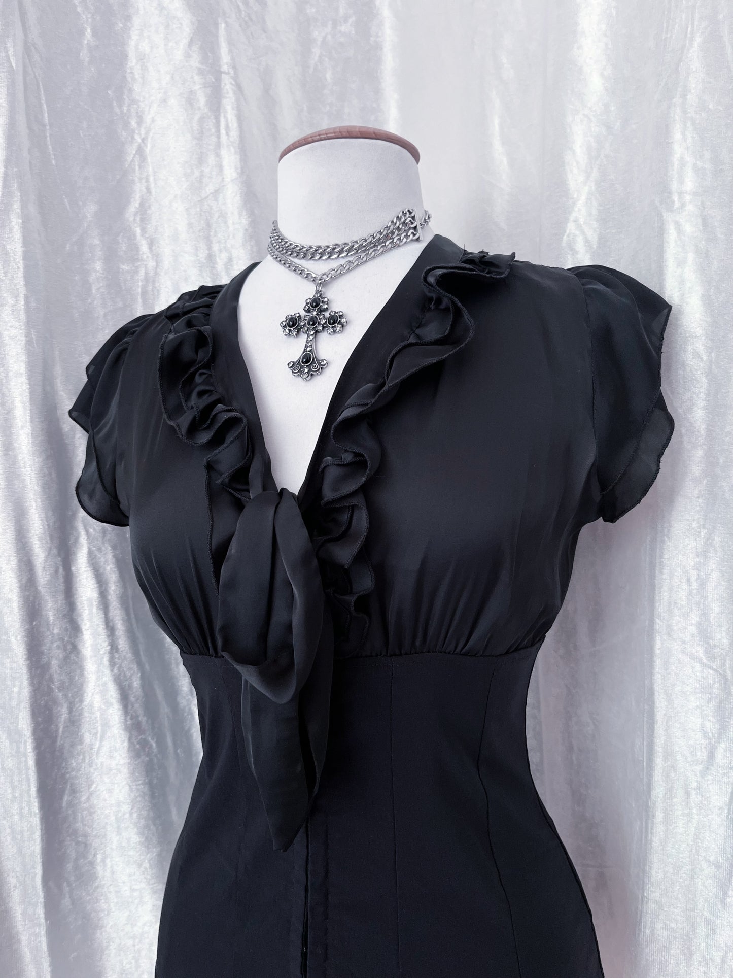 00’s Clockhouse Gothic shirt that closes with clasps and lace up back detail 🦇