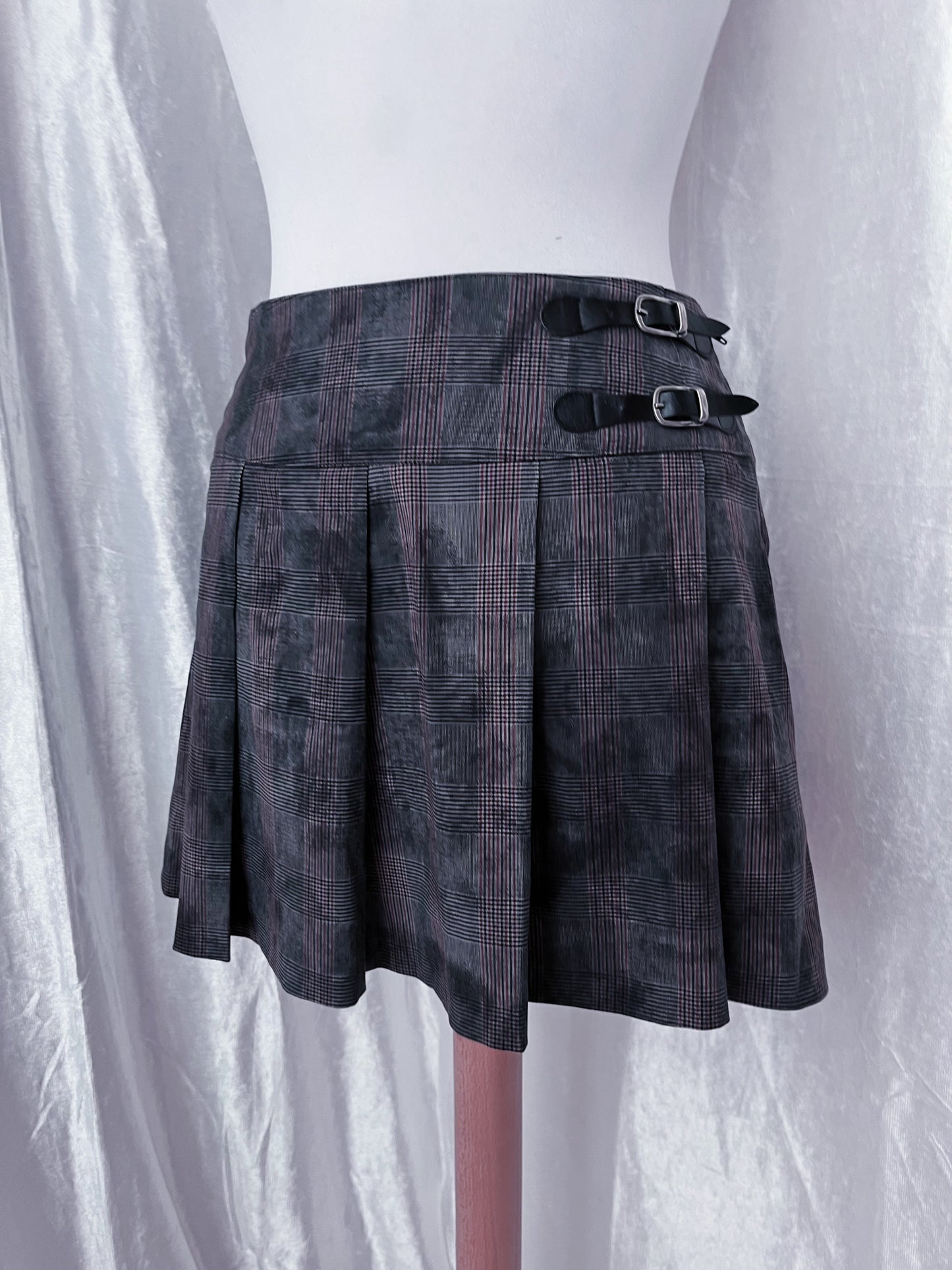 00’s alt plaid skirt with belt buckles detail 💜