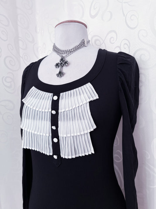 Gothic Jirai Kei black top with puff sleeves and ruffle detail π¦