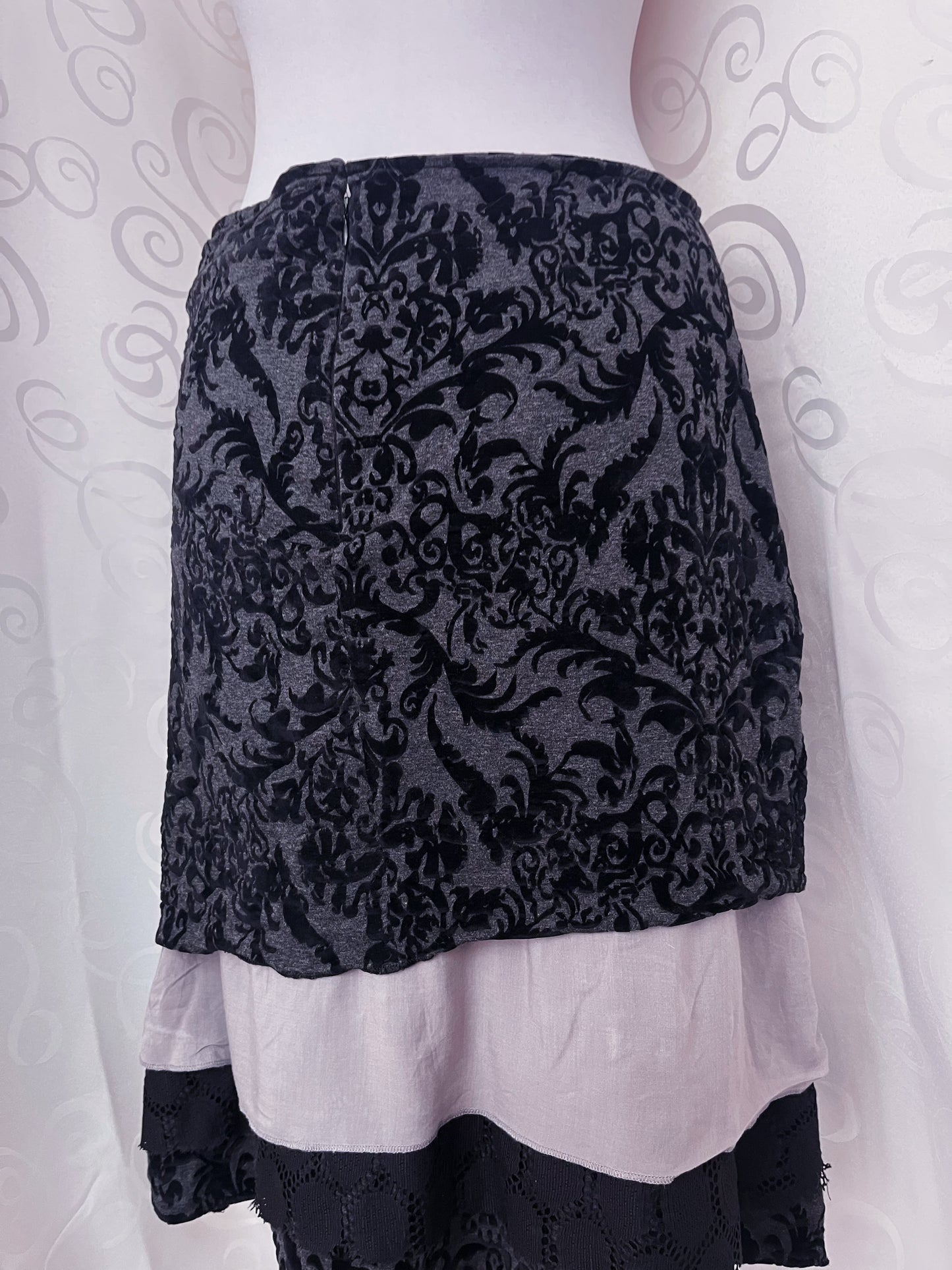 00’s gothic grey skirt with lace-up & velvet embossed details 🕷️