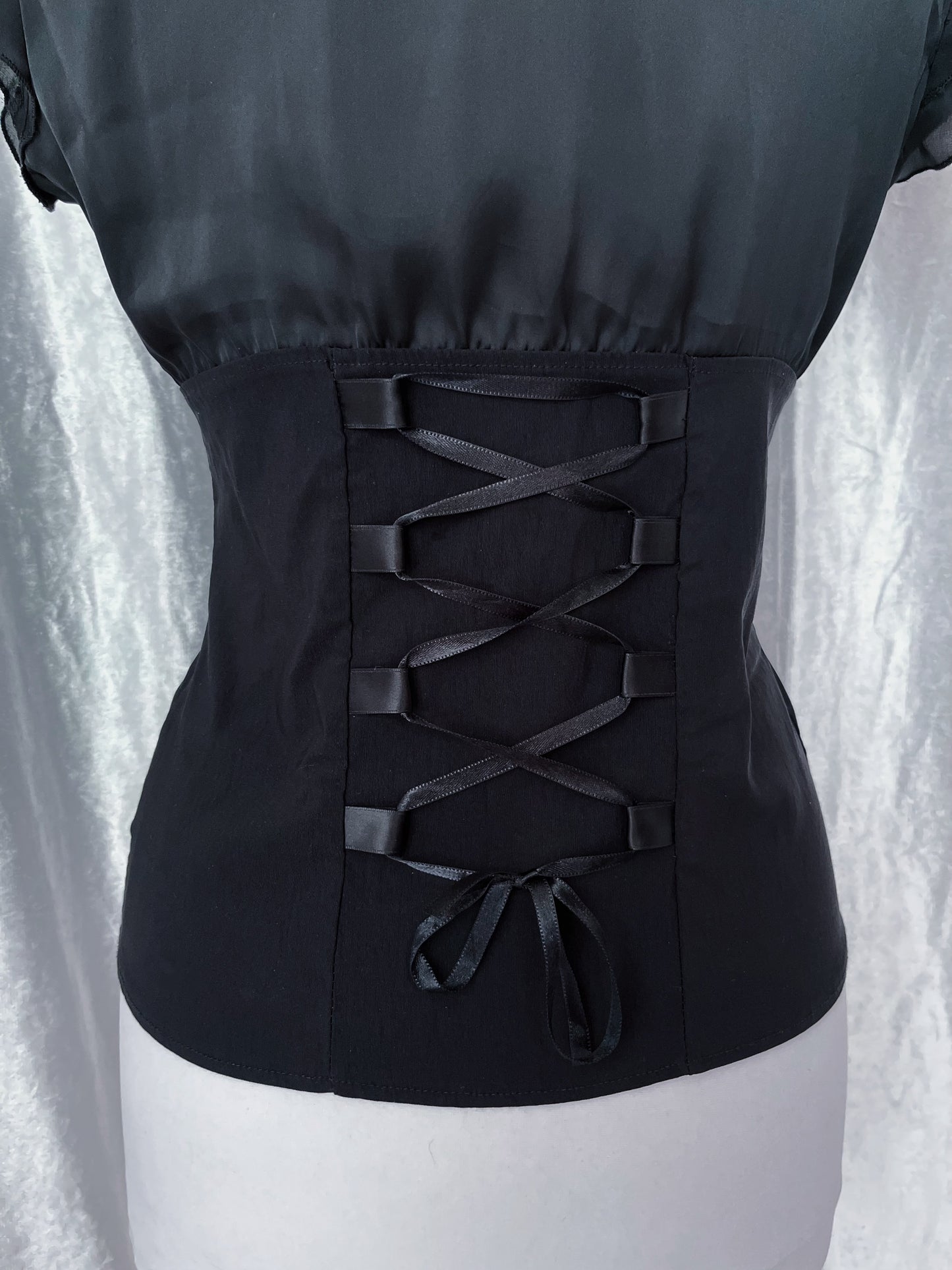 00’s Clockhouse Gothic shirt that closes with clasps and lace up back detail 🦇