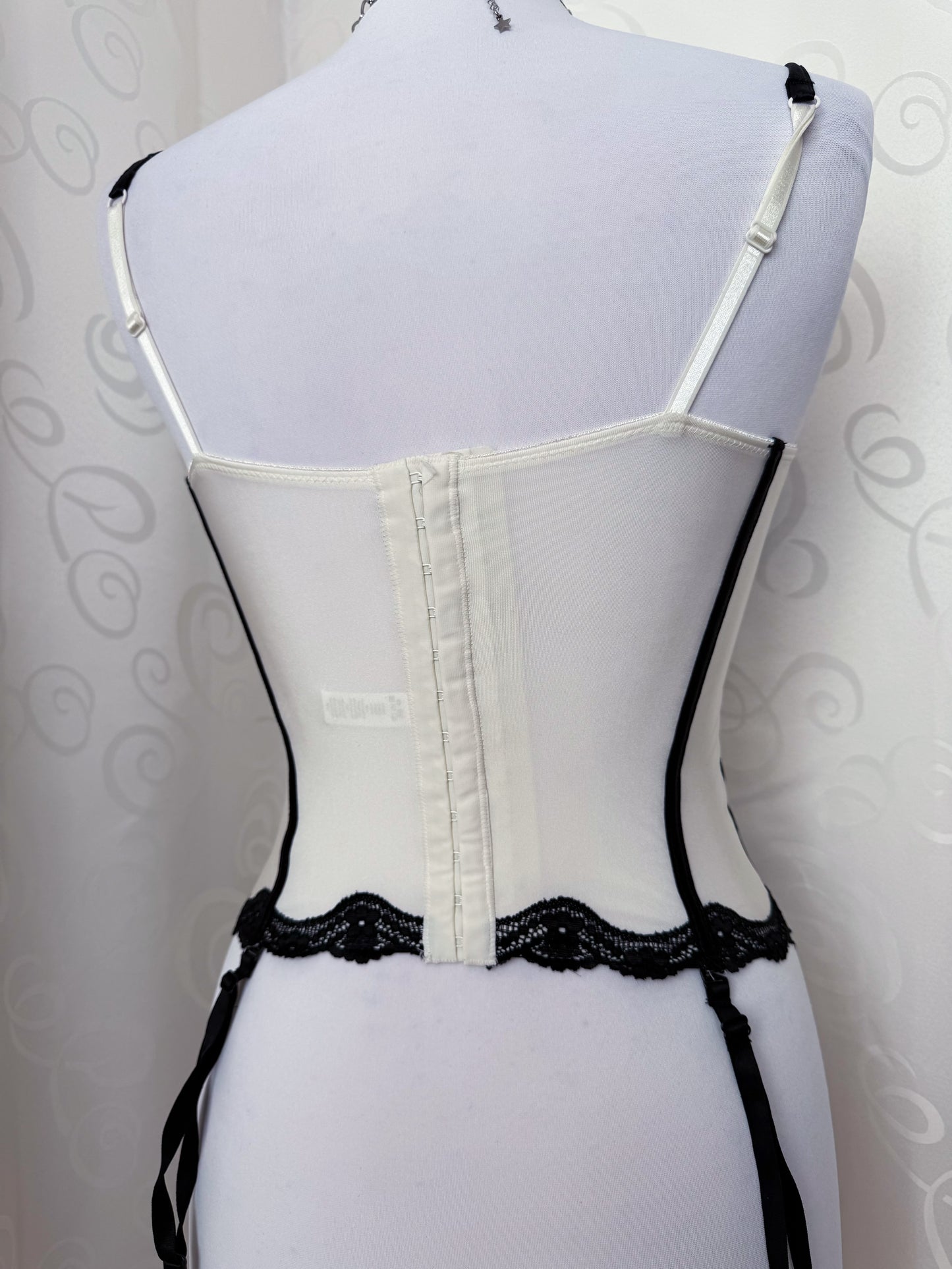Dark coquette white corset top with black lace details ๐๏ธ๐ฆ