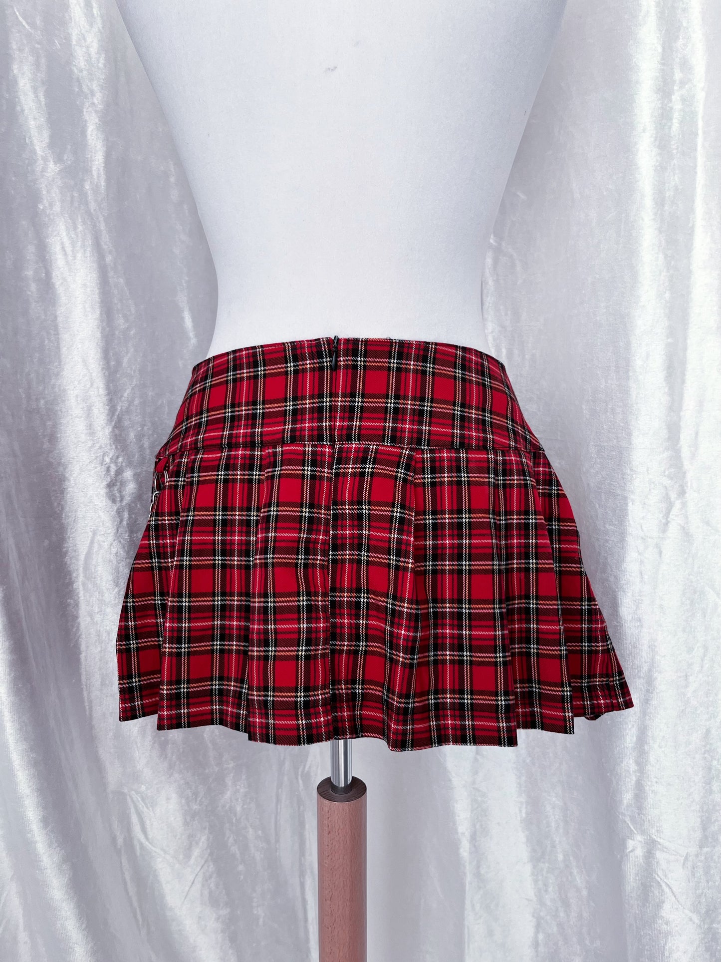 Emo/punk plaid red skirt by Cool Cat ❤️🖤