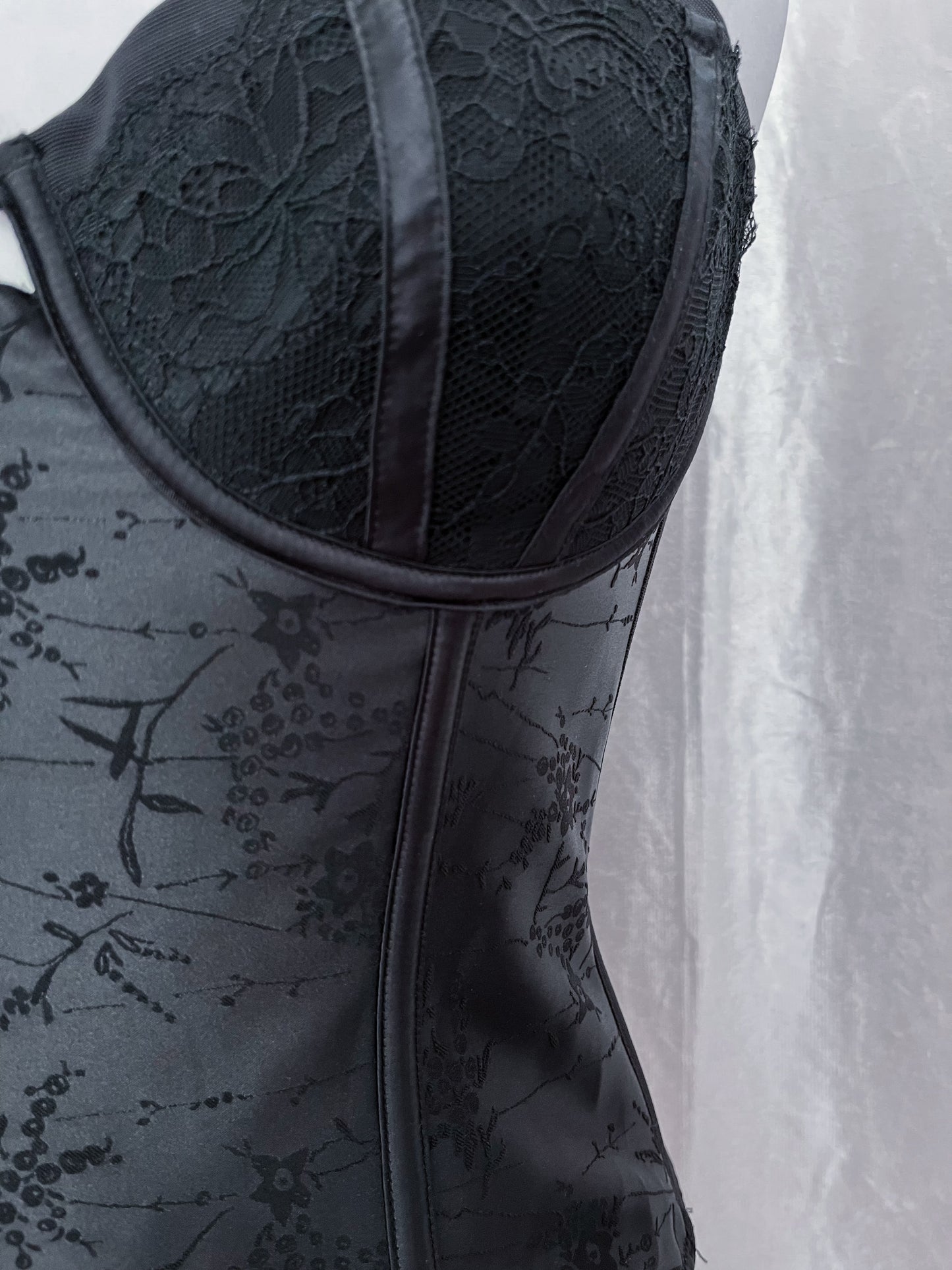 Dark fairy saten corset with velvet embroidery detail 🕸️🌷