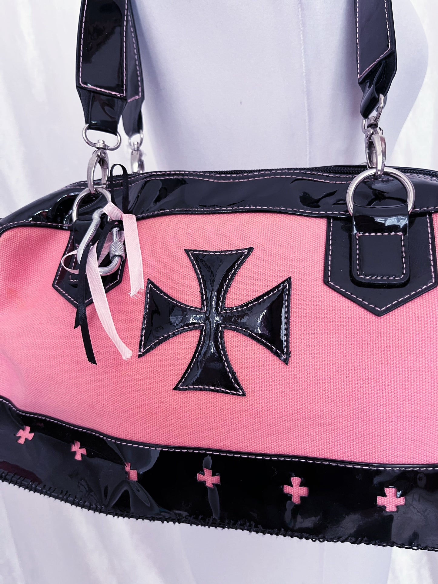 00’s gothic pink shoulder bag with cross design 🎀💀