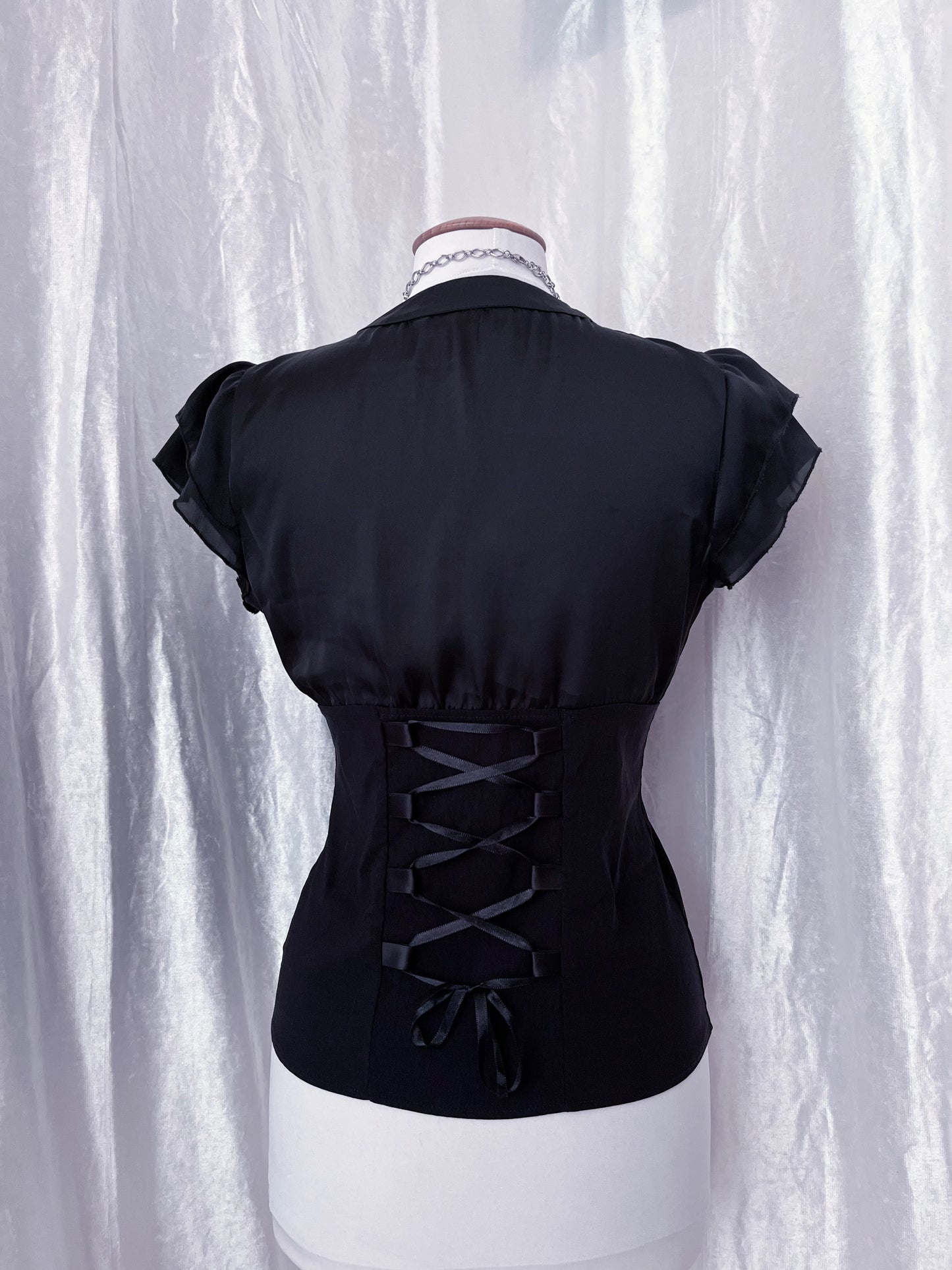 00’s Clockhouse Gothic shirt that closes with clasps and lace up back detail 🦇